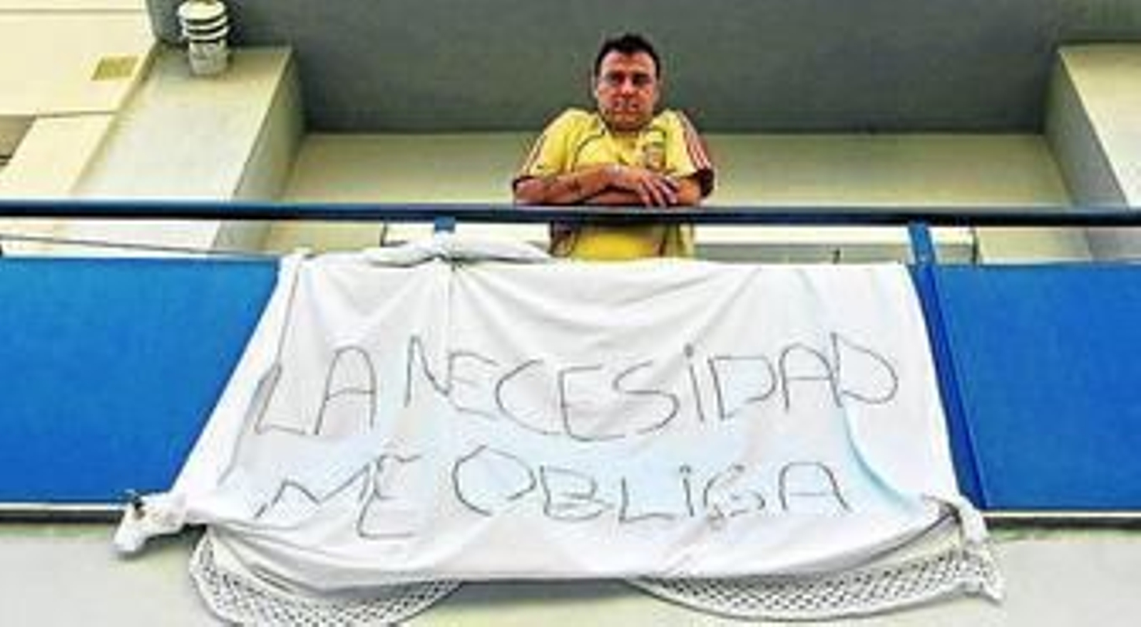 Jonathan Macías, ayer tarde en el balcón del piso ocupado.