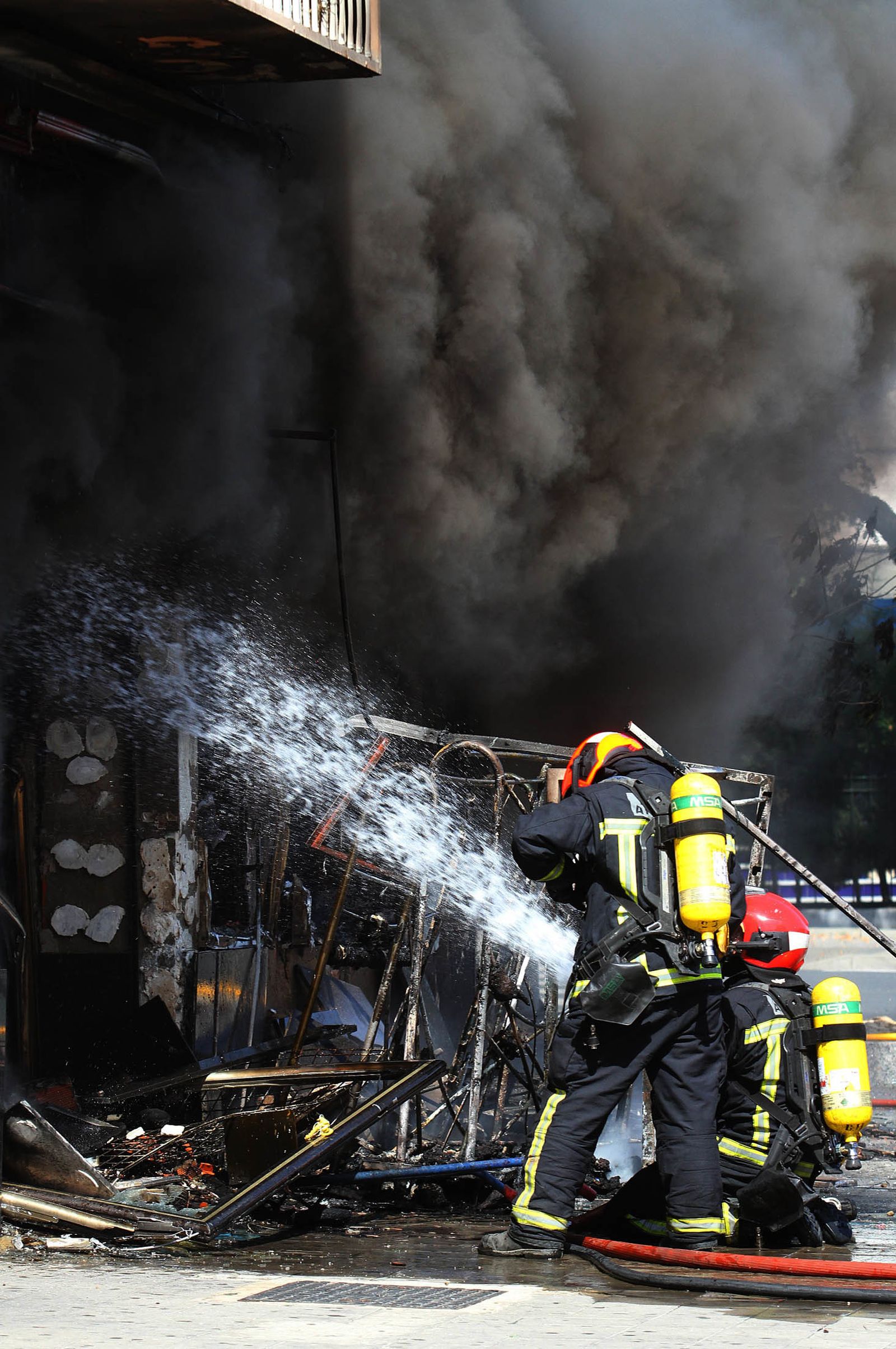 Imágenes del incendio de un bazar en la avenida de Santa Marta.