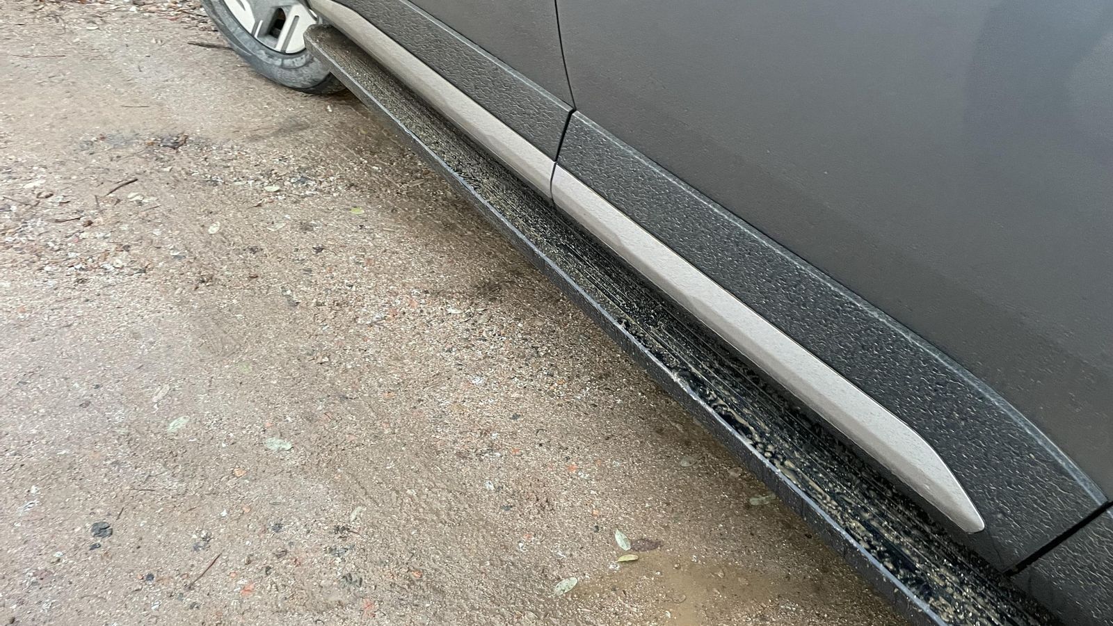 Entre los equipamientos llamativos de los PHEV están tanto el escalón trasero retráctil que permite acceder cómodamente a la caja como esta estribera que emerge al abrir las puertas y facilita la subida al habitáculo.