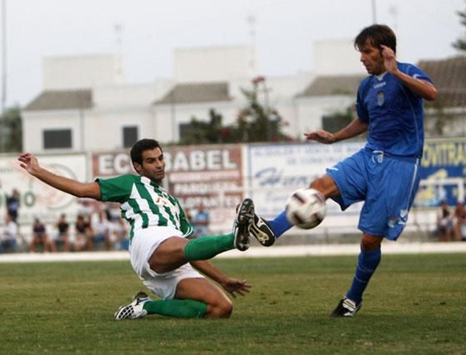 Mendoza comete falta sobre un jugador del Atlético Sanluqueño mediada la primera parte

Foto: Juan Carlos Toro