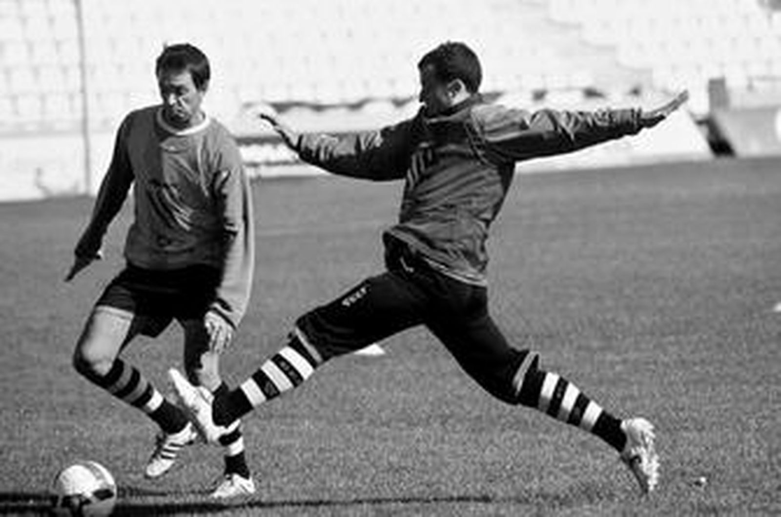 Pepe Díaz trata de abortar una entrada de Guzmán durante un entrenamiento.