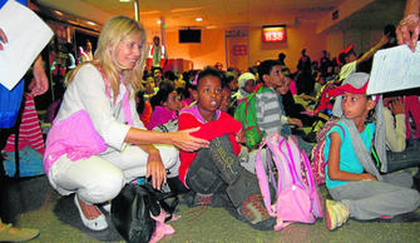 La directora general de Mayores, Infancia y Familias de la Junta, María José Rico, recibió en Málaga el primer vuelo de niños saharauis.