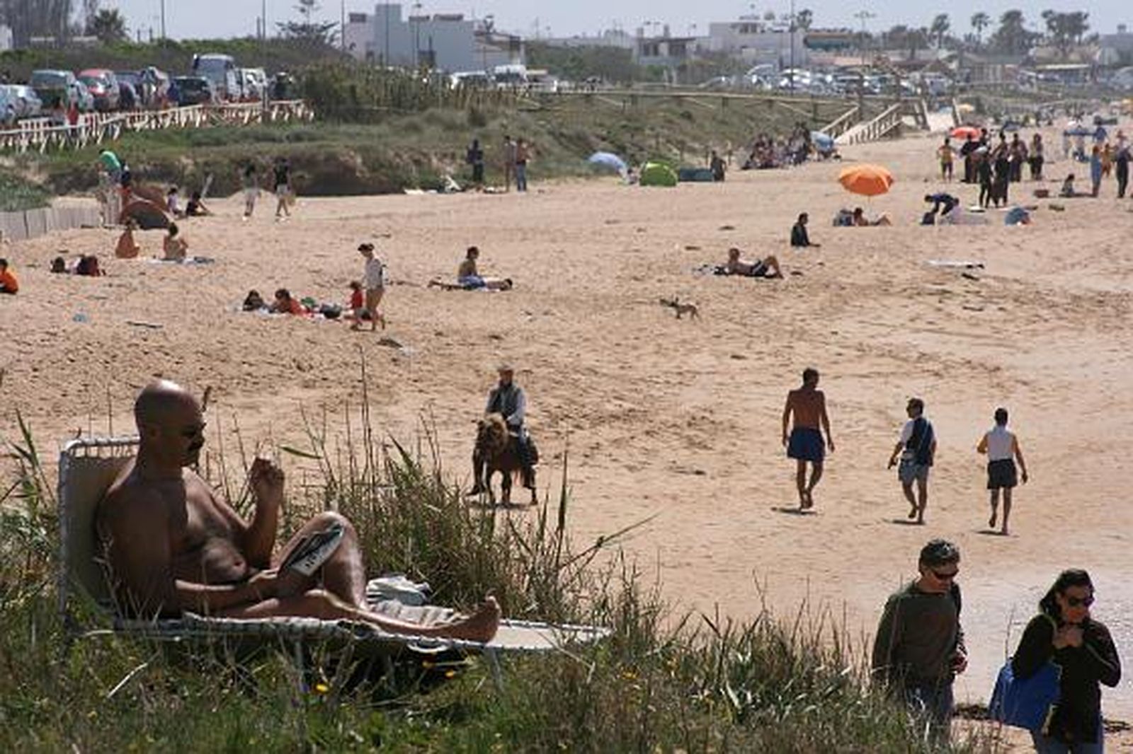 Unas 600 personas se concentran para protestar contra el macroproyecto hotelero en El Palmar. 

Foto: Manuel Aragon Pina