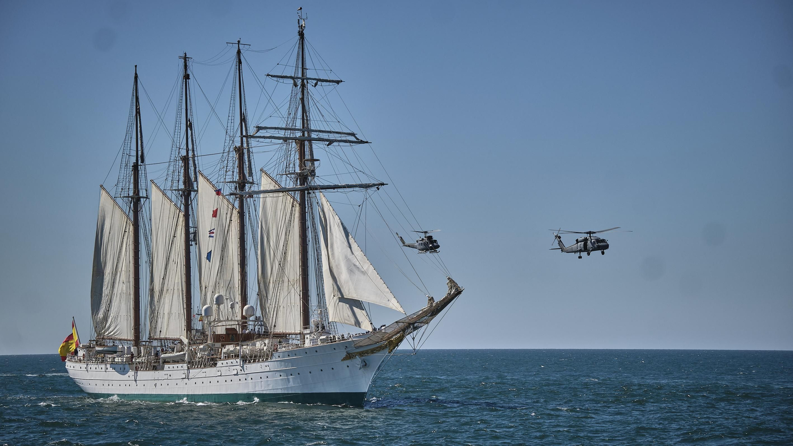 Parada naval y aérea en homenaje a Elcano en aguas de Sanlúcar. Parada naval y aérea en homenaje a Elcano en aguas de Sanlúcar.