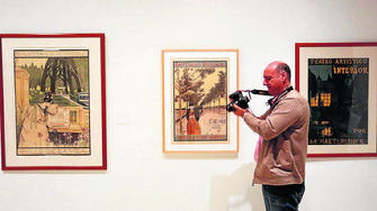 Carmen Thyssen, ayer, en la inauguración de la exposición, junto a 'Interior al aire libre' (1892) de Ramón Casas.