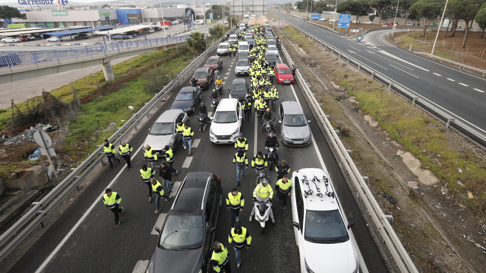 Imágenes del corte de la A-7 por los trabajadores de Acerinox en huelga, este viernes