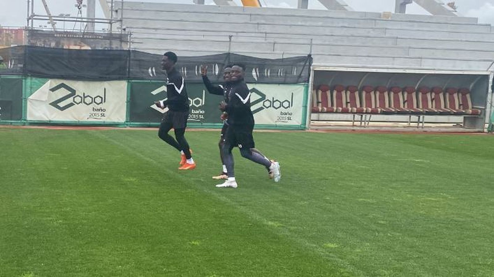 Los hermanos Koroma, con Papa Cámara al fondo, este martes