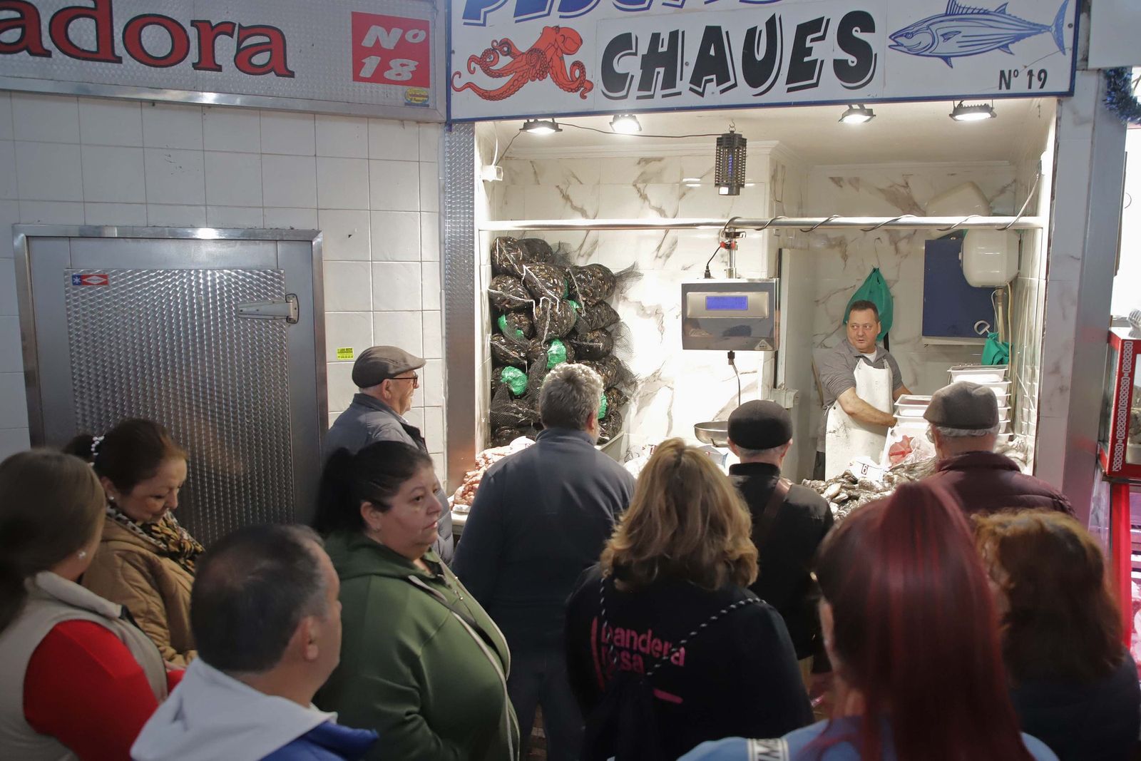Fotos de las últimas compras para la cena de Nochebuena en Algeciras