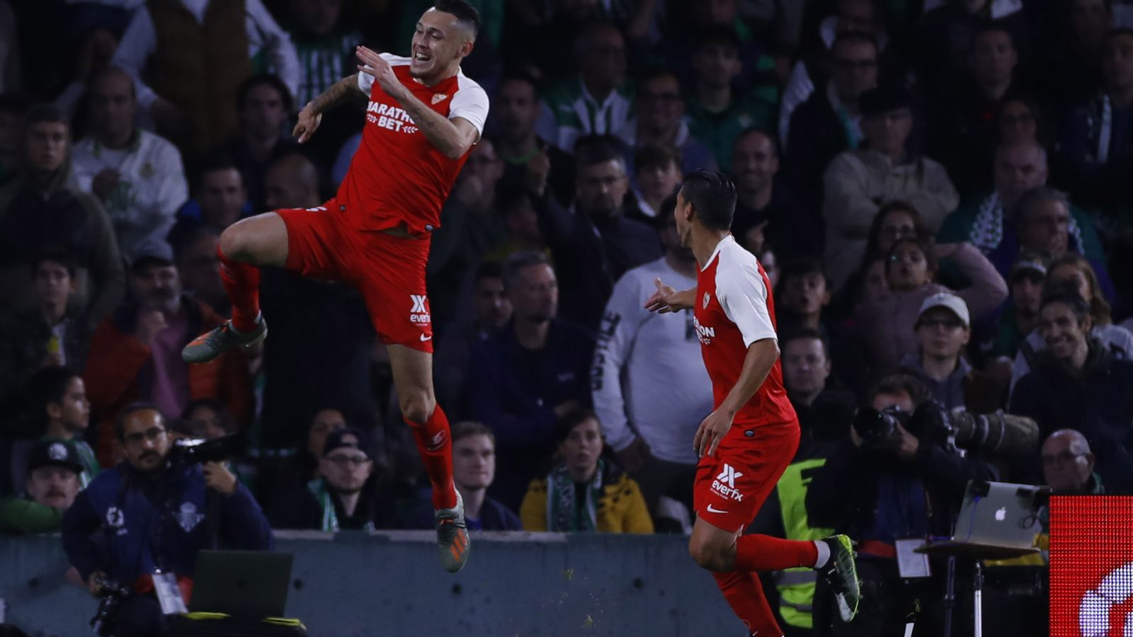 Lucas Ocampos festeja su gol ante Nolito.