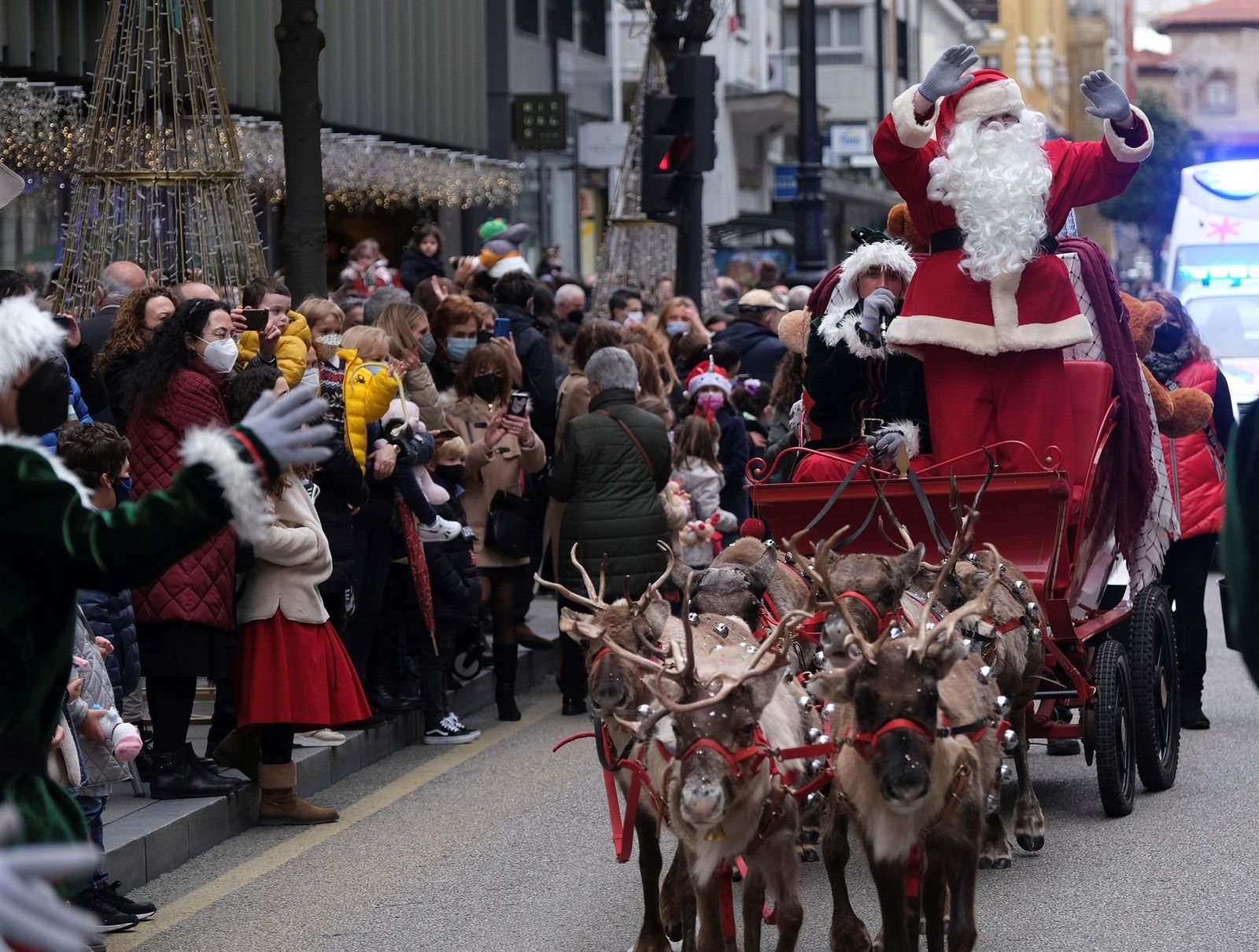 Los animalistas estallan en Oviedo ante un desfile de Papá Noel con renos
