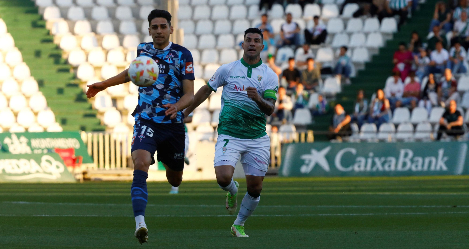 Willy Ledesma persigue en balón en pugna con David Castro en el Córdoba CF - Racing Ferrol. Willy Ledesma persigue en balón en pugna con David Castro en el Córdoba CF - Racing Ferrol.