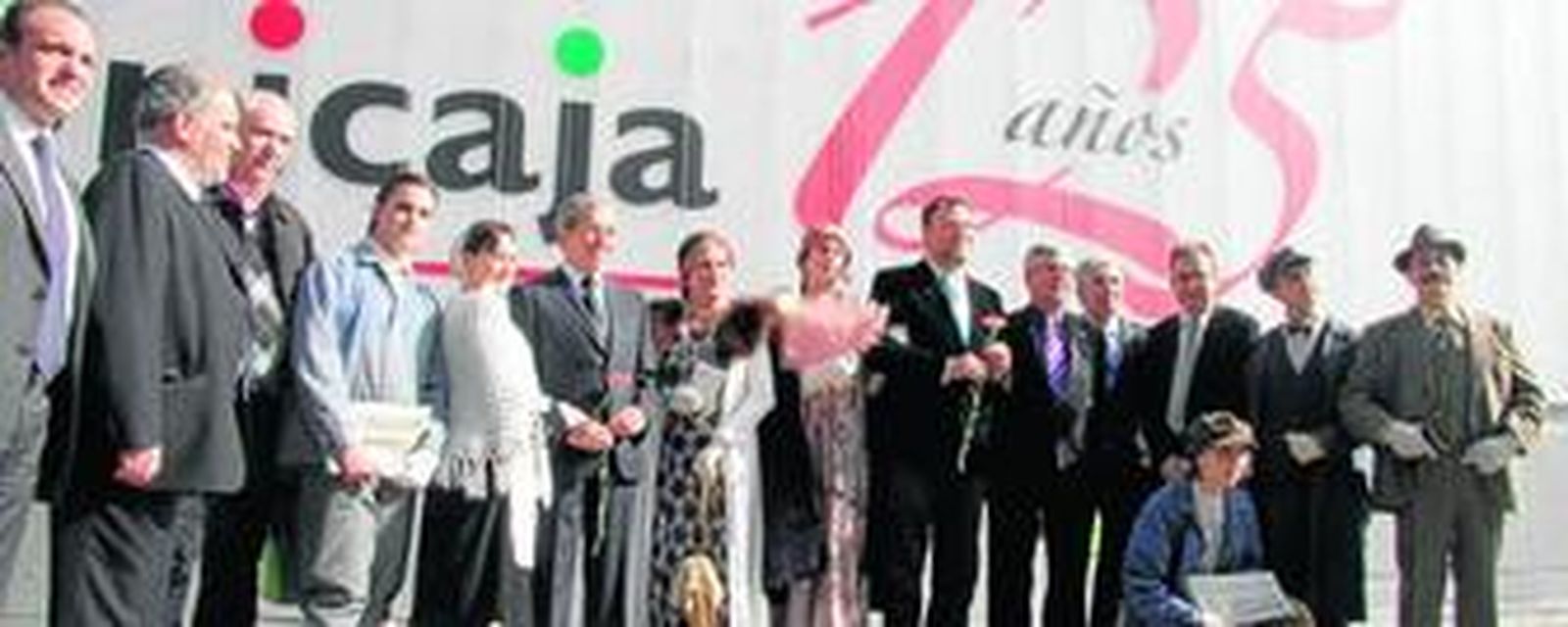 La portavoz municipal, Maribel Montaño, flanqueada por Francisco Carbonero y Braulio Medel, junto a Monteseirín e Isidro Moreno, durante la visita a la exposición.