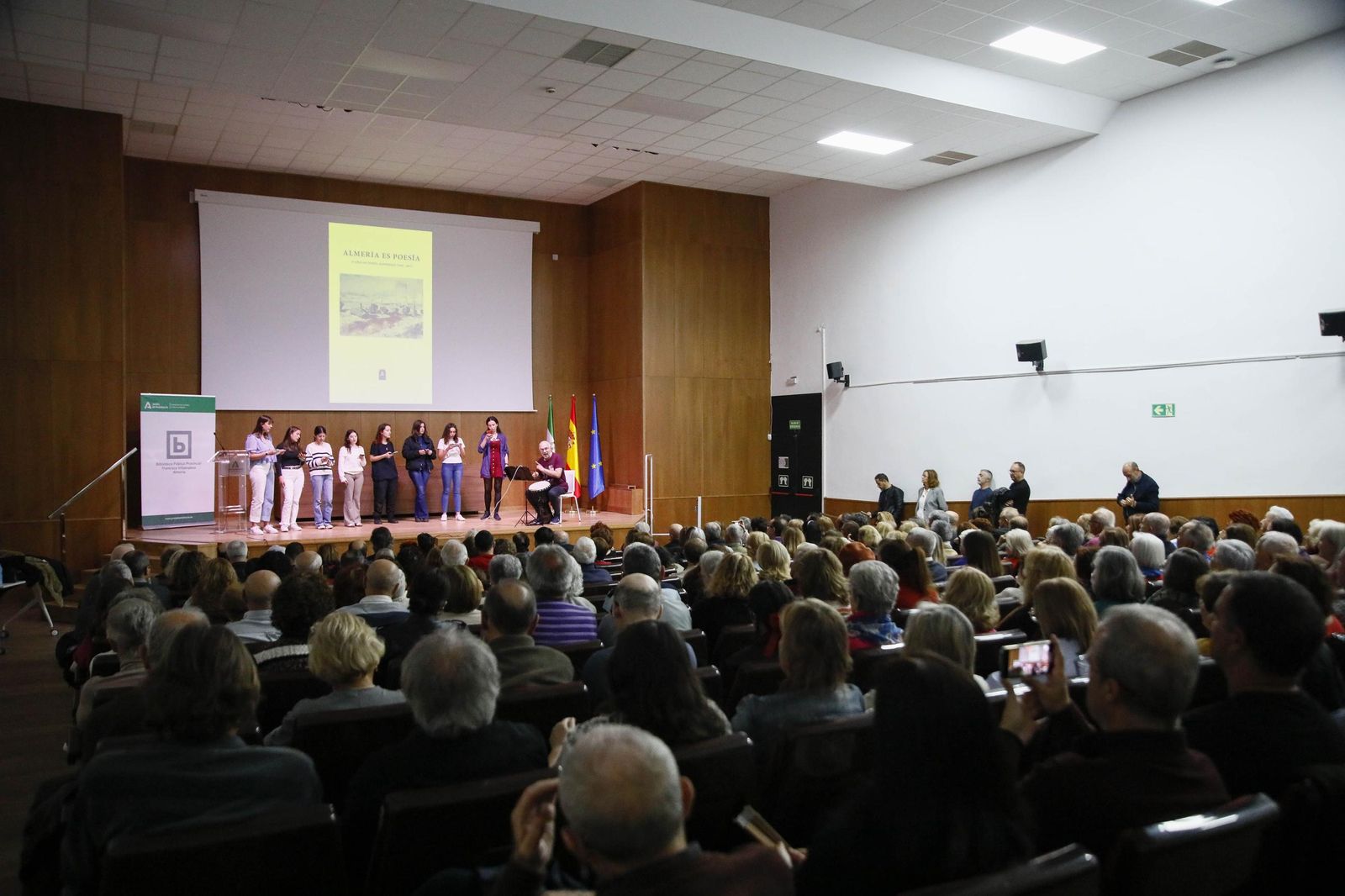 Las imágenes de la presentación del libro "Almería es poesía" en la biblioteca Villaespesa de la ciudad de Almería