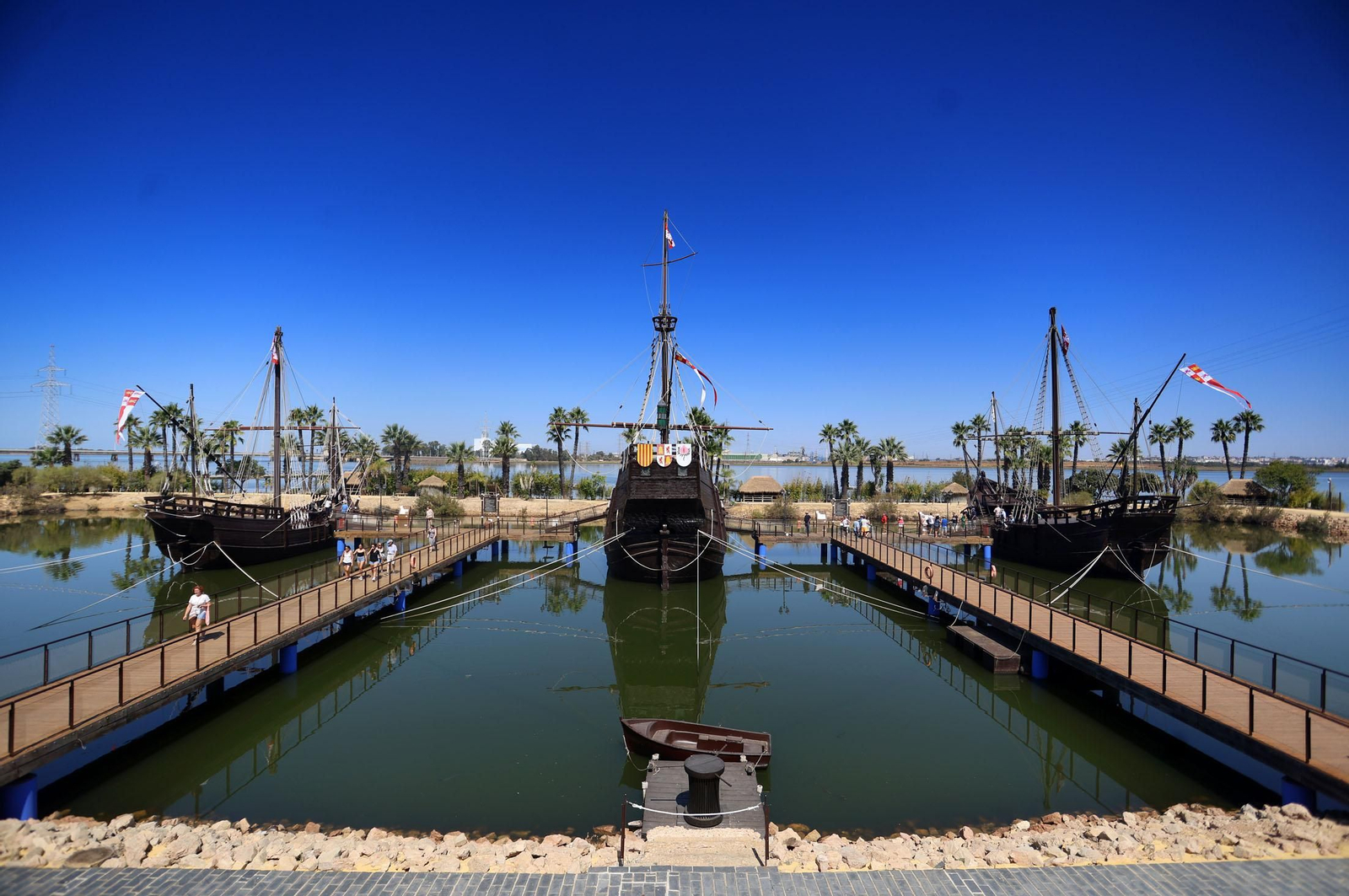 Imágenes de la Jornada de Puertas Abiertas del Muelle de las Carabelas con motivo del 3 de agosto