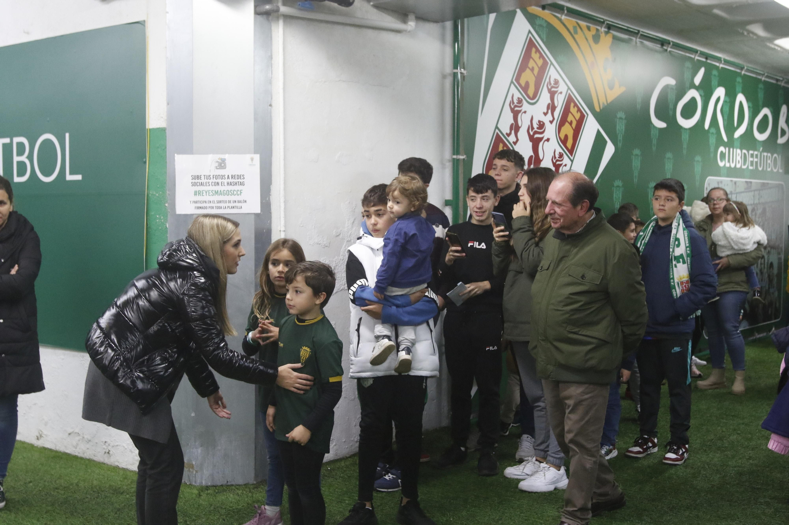 Los Reyes Magos en El Arcángel con la afición del Córdoba CF, en imágenes