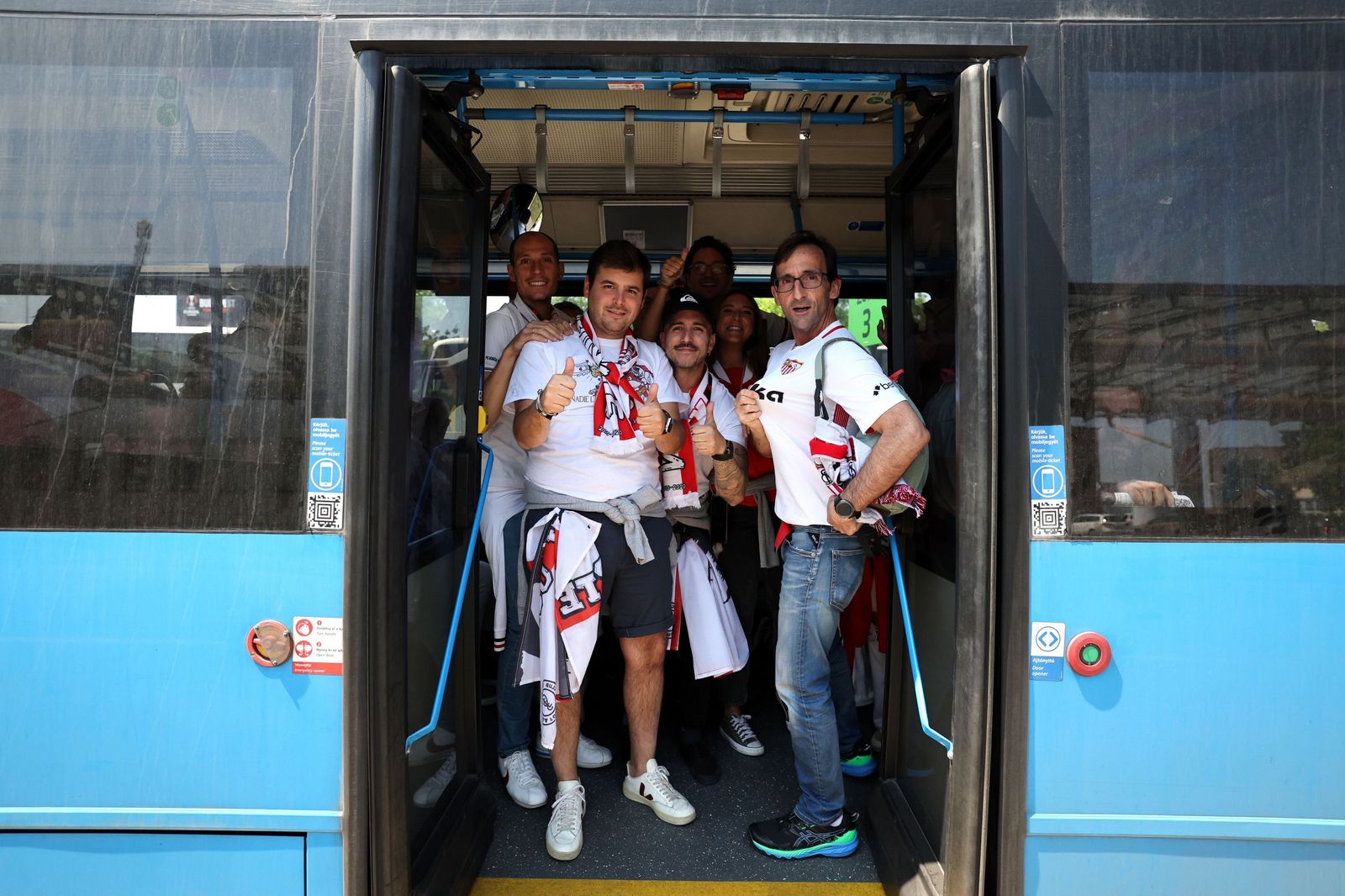 La llegada de aficionados sevillistas a Budapest