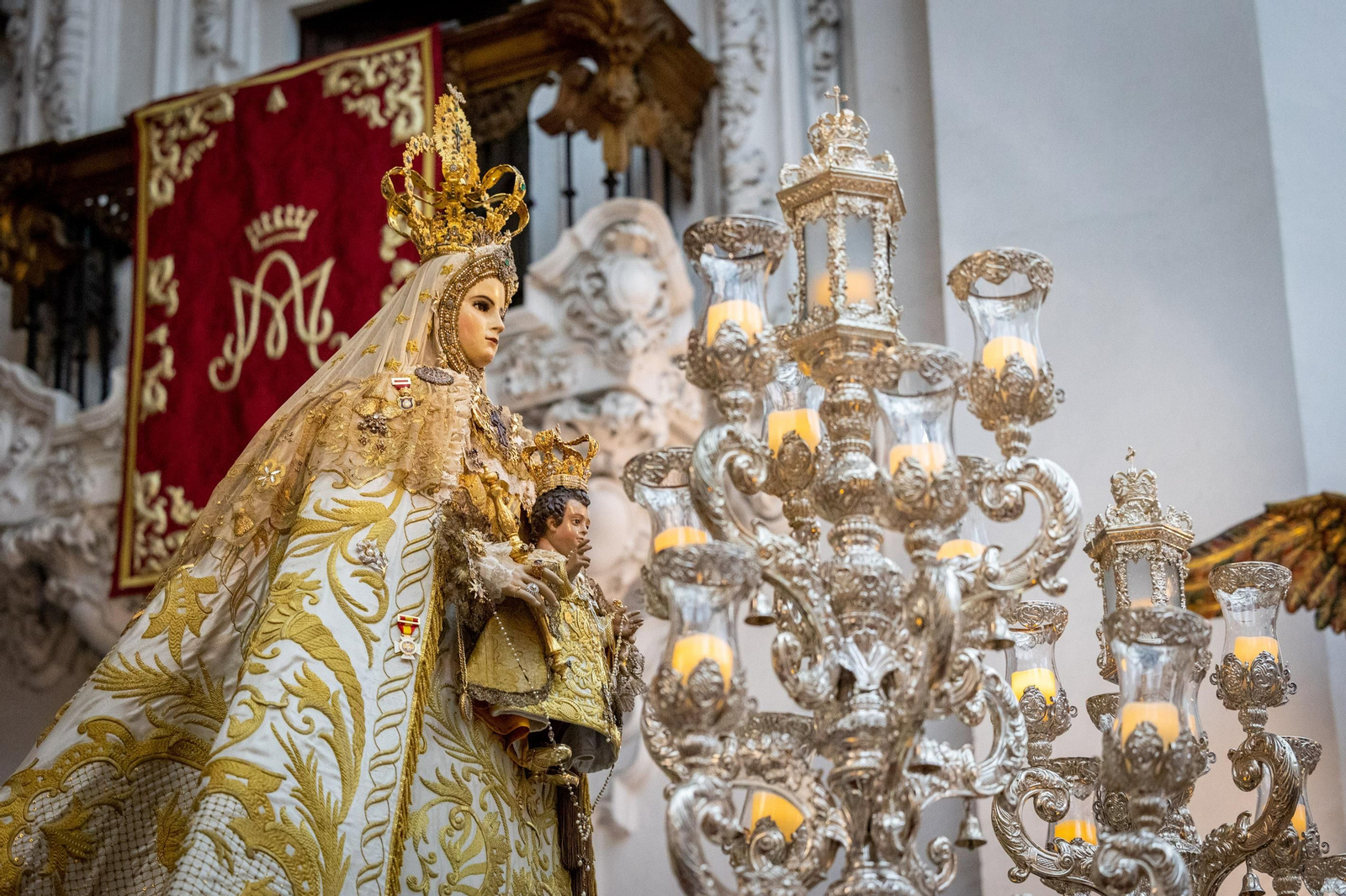 Los niños entregan los tradicionales nardos a la Patrona