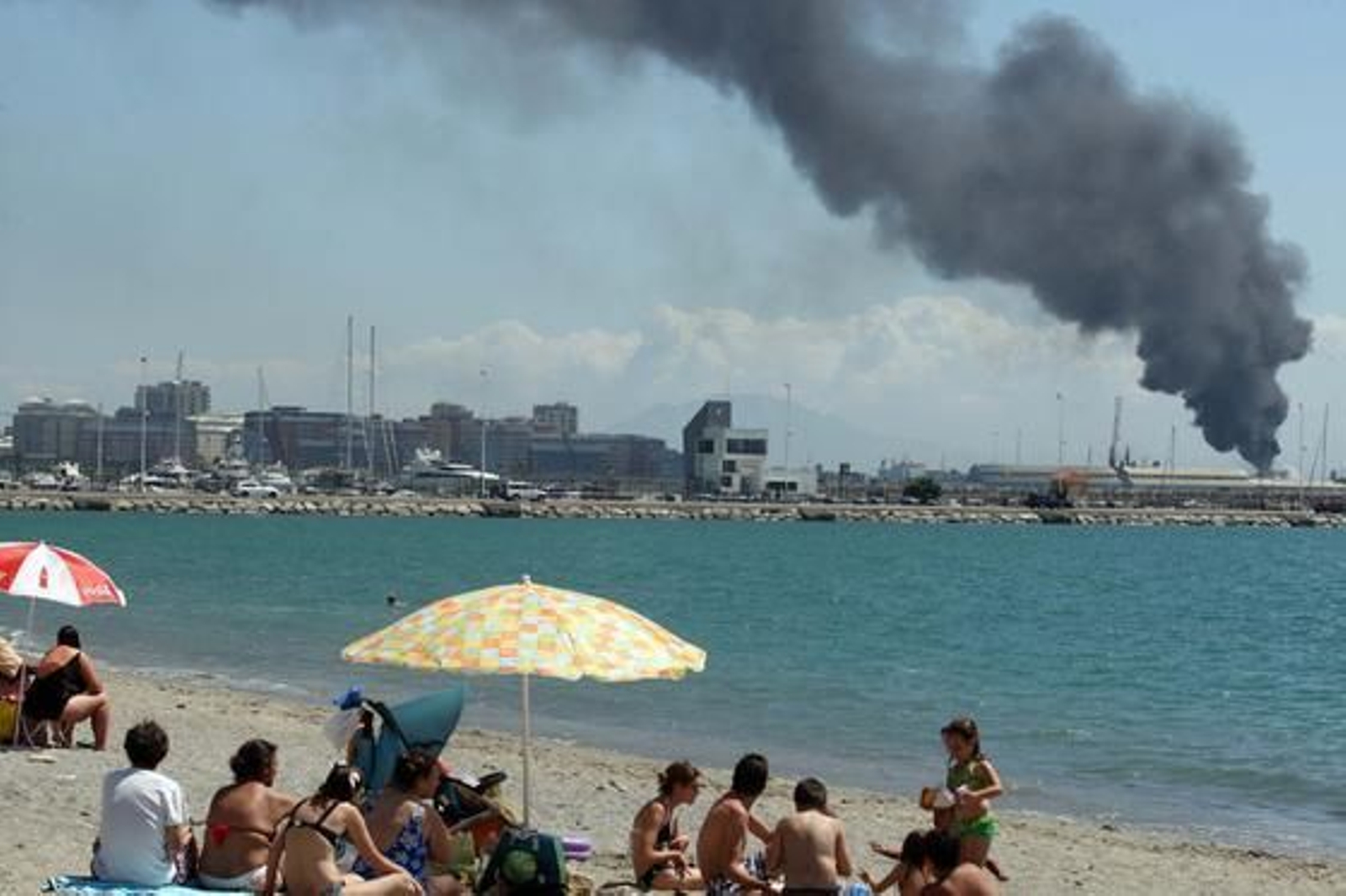 Dos personas resultan heridas en la explosión de un tanque de combustible en el puerto de Gibraltar. 

Foto: Paco Guerrero
