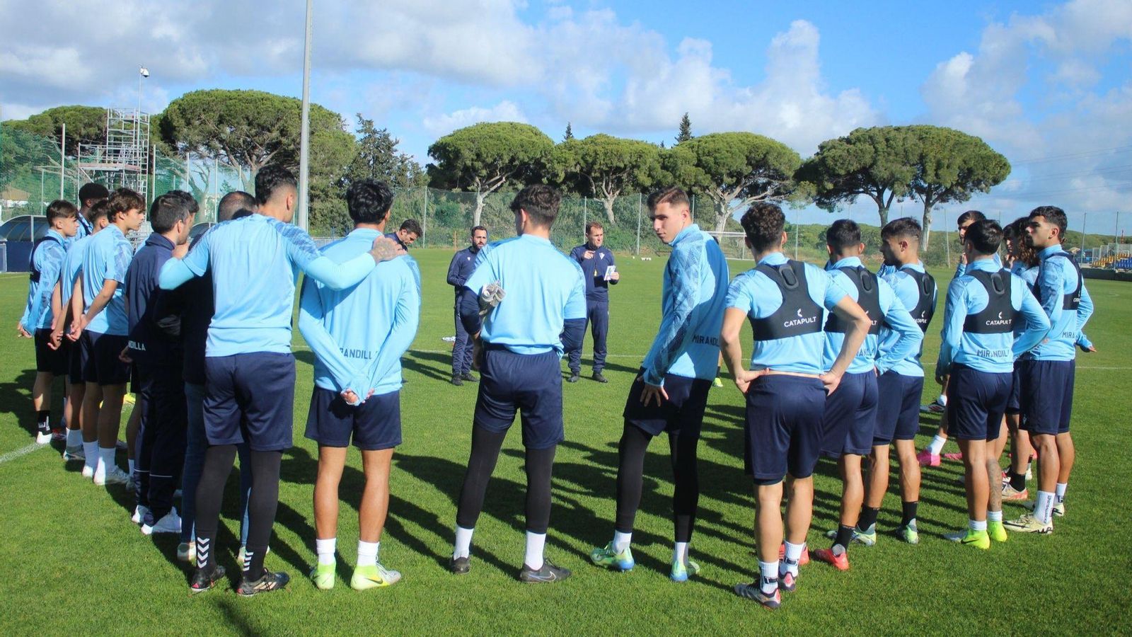 Rubio charla con sus jugadores en un entrenamiento en El Rosal. Rubio charla con sus jugadores en un entrenamiento en El Rosal.