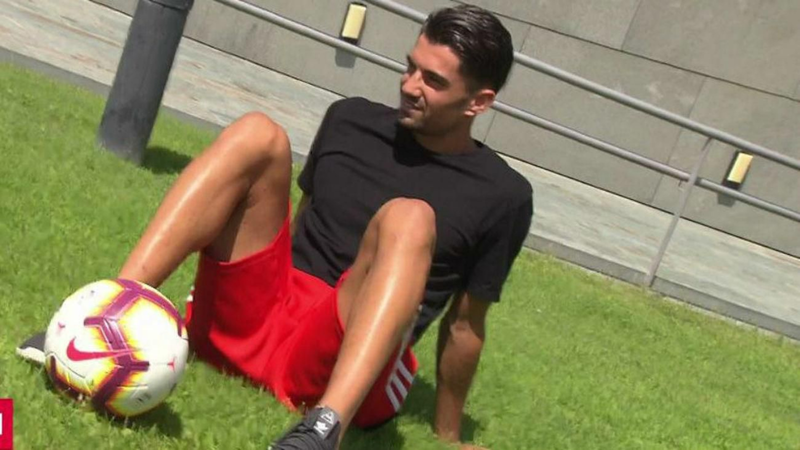 Enzo Zidane posa con un balón en sus pies.
