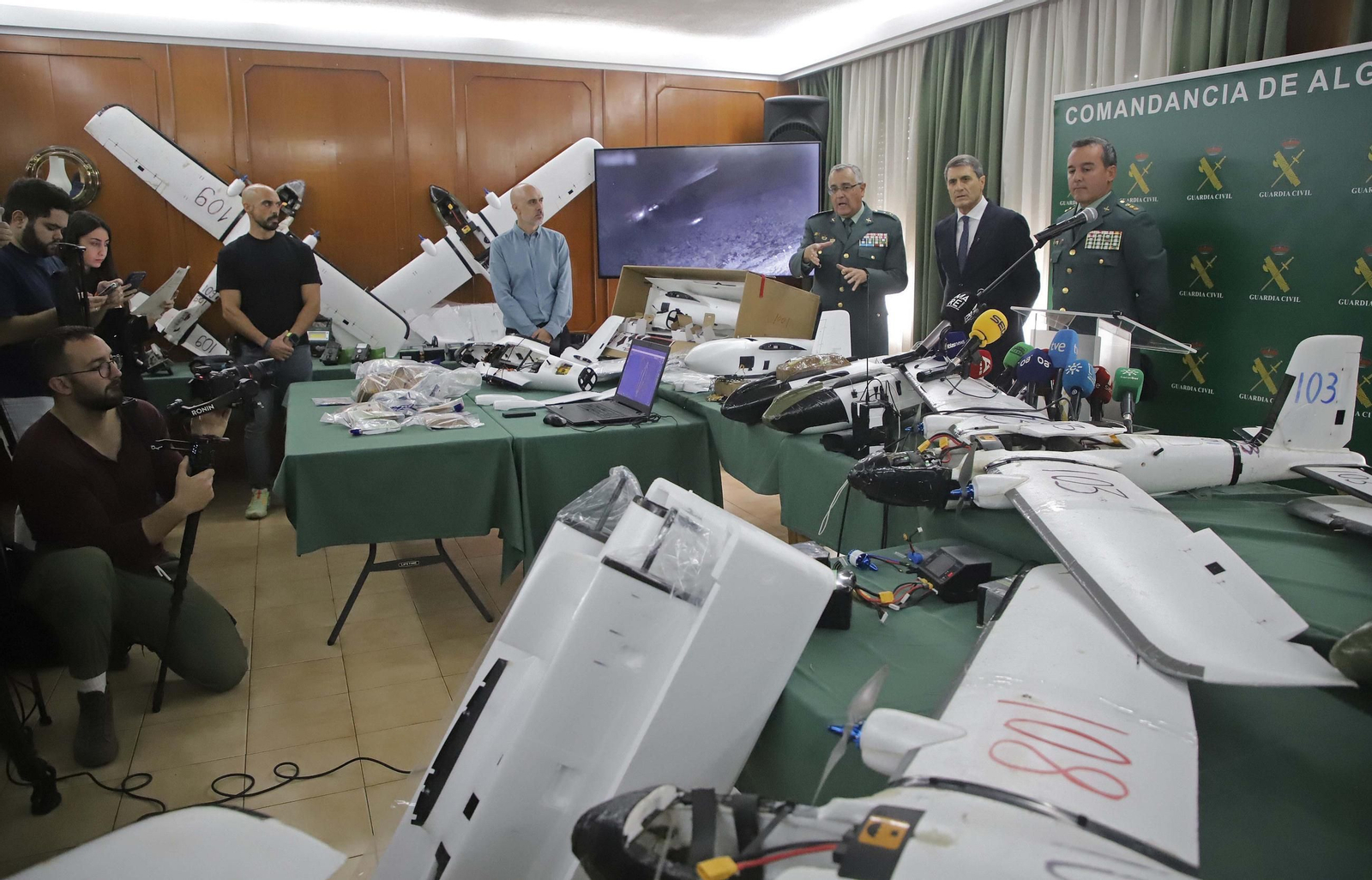 Fotos de los drones de largo alcance para introducir hachís en España desde Marruecos incautados por la Guardia Civil en Algeciras