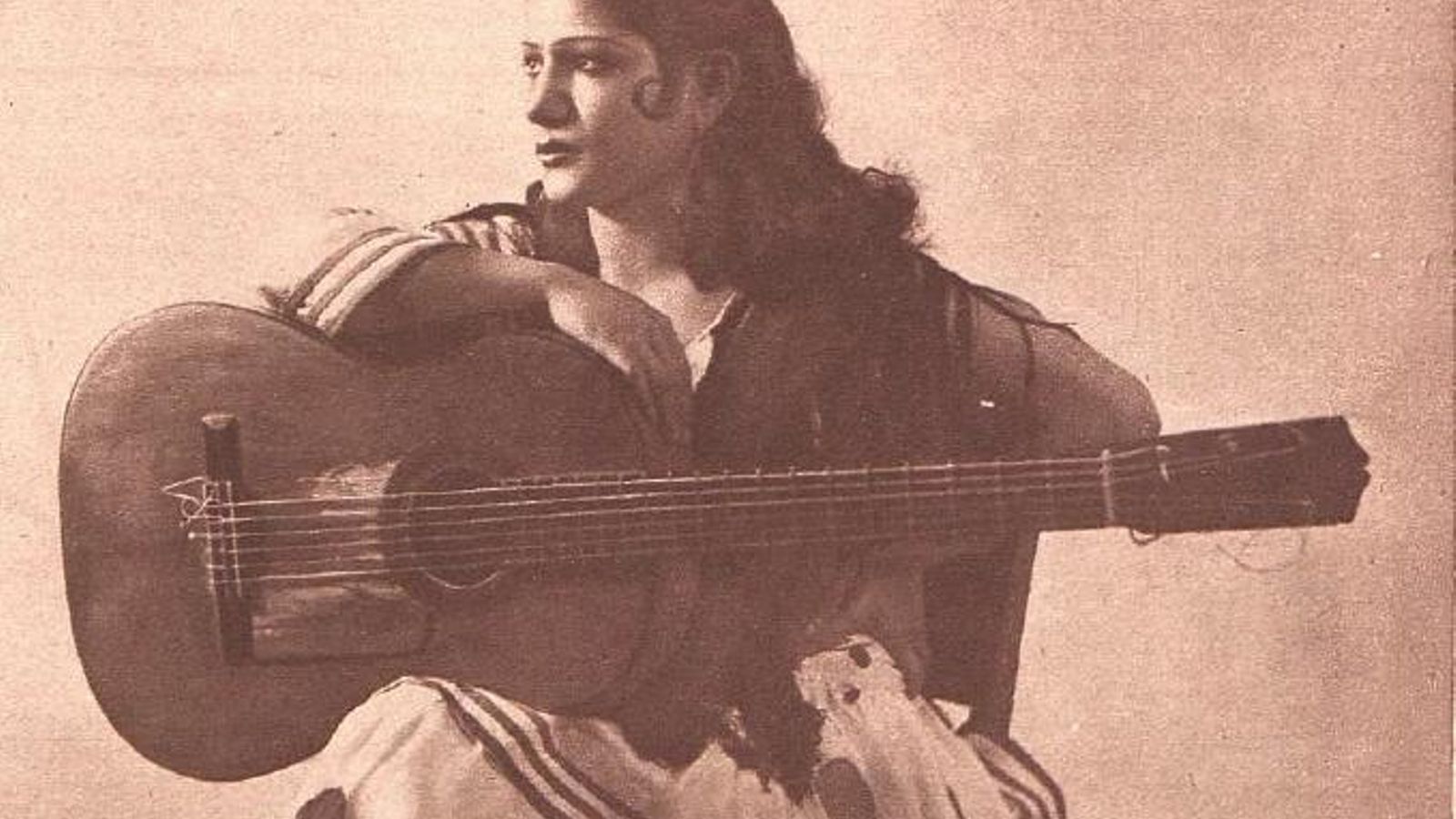 [4] Carmen Amaya se dispone a cantar acompañándose a la guitarra. FOTO, REIS reproducida en Crónica,  agosto 1935.