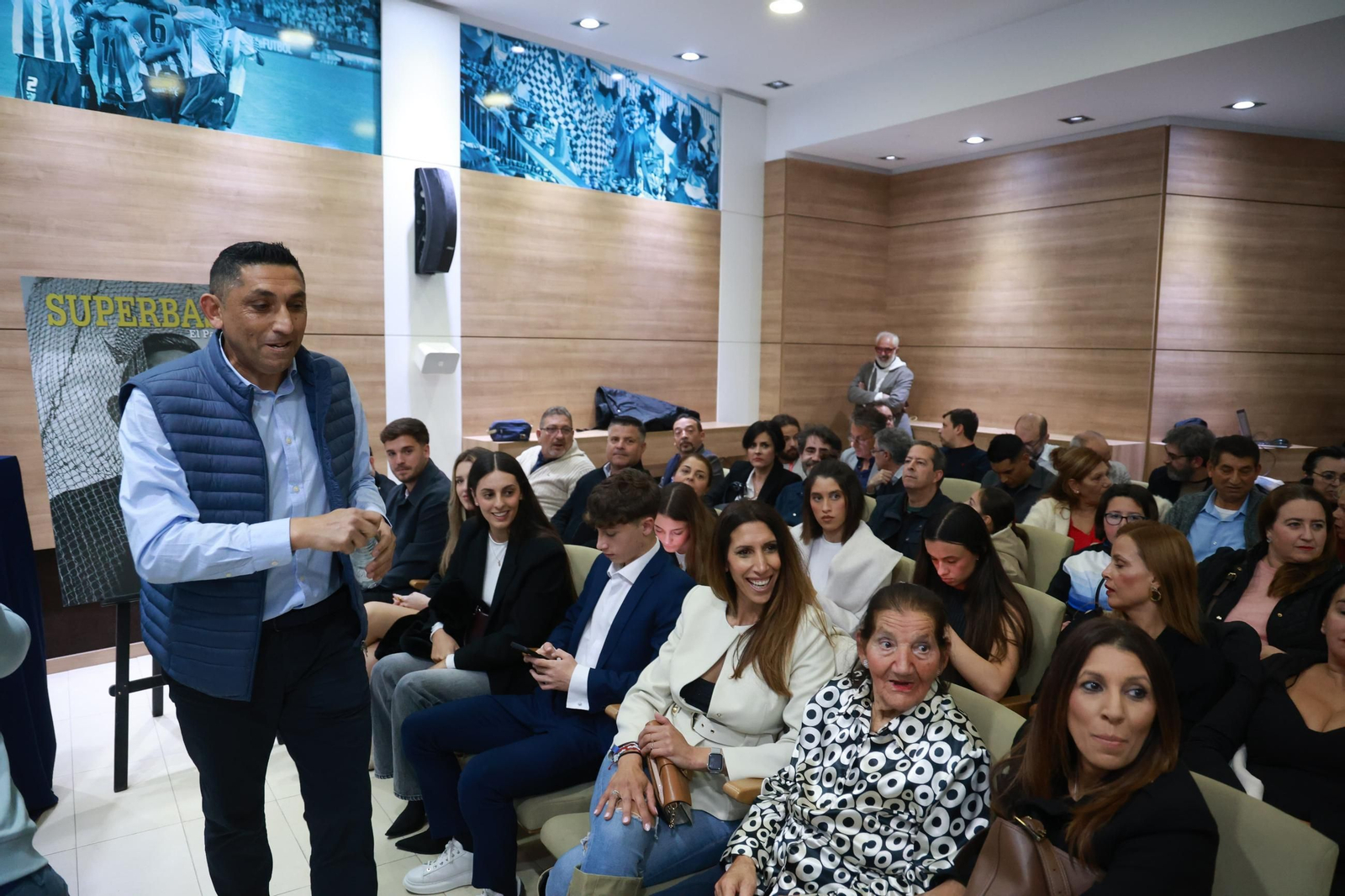 Basti: La presentación de su libro en La Rosaleda, en fotos