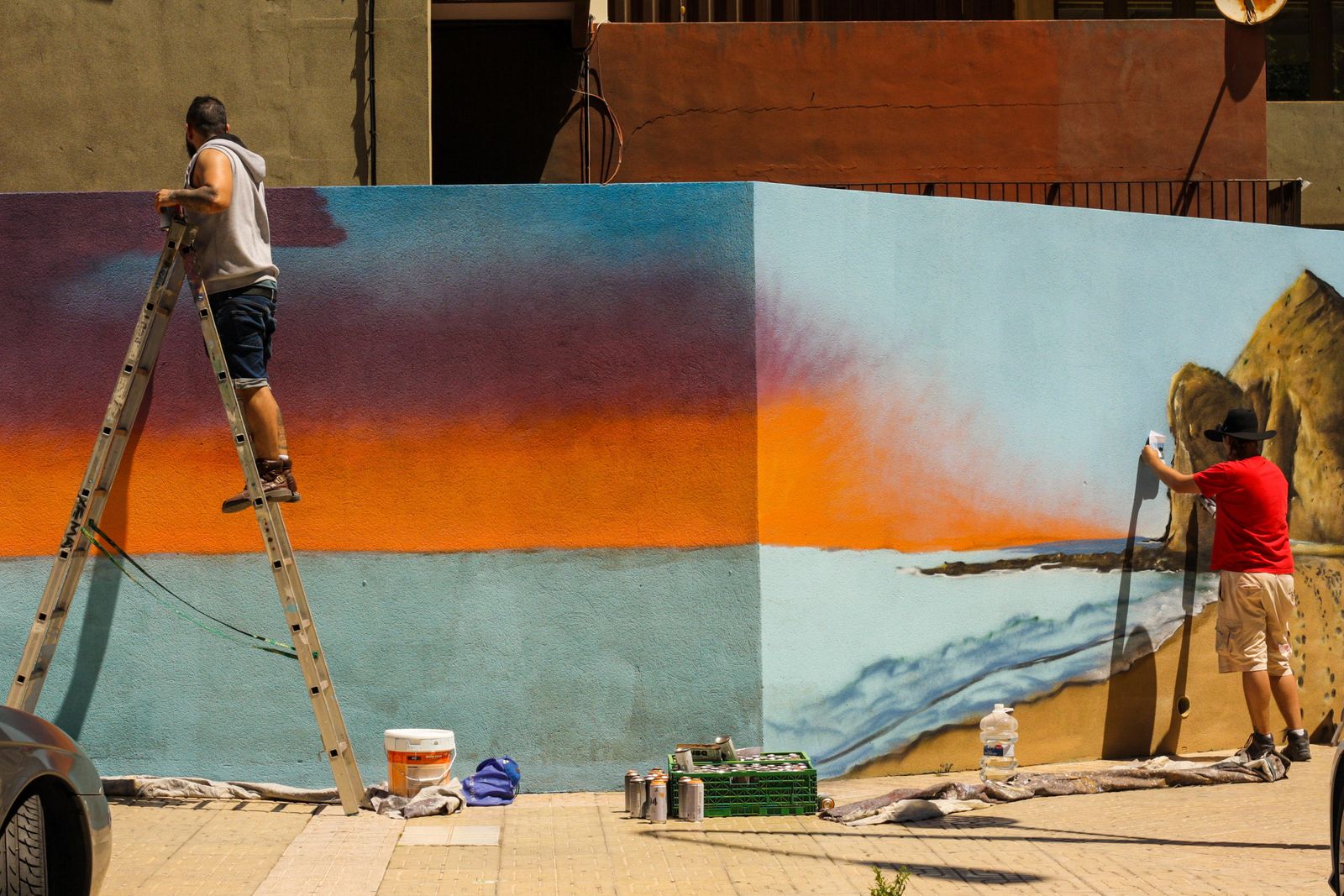 Xema González y Nauni69 realizando el mural en el barrio de Oliveros.