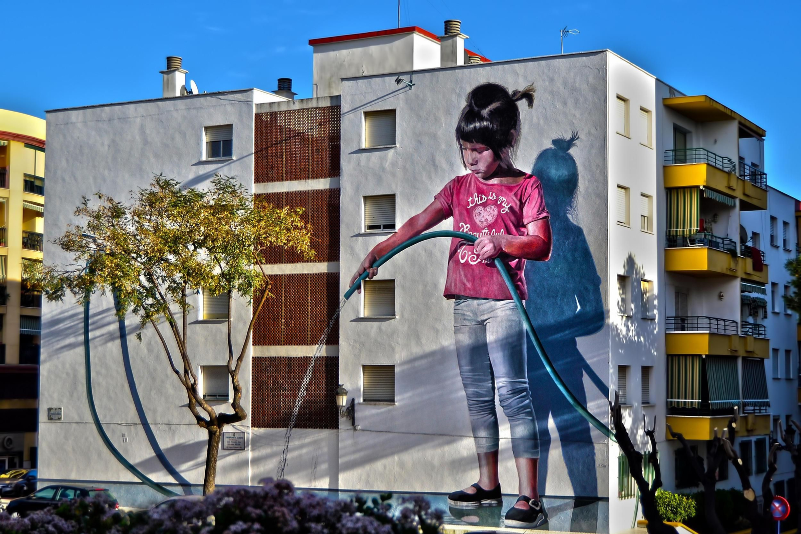 'Regando el jardín', una de las obras de la Ruta de los Murales Artísticos de Estepona.
