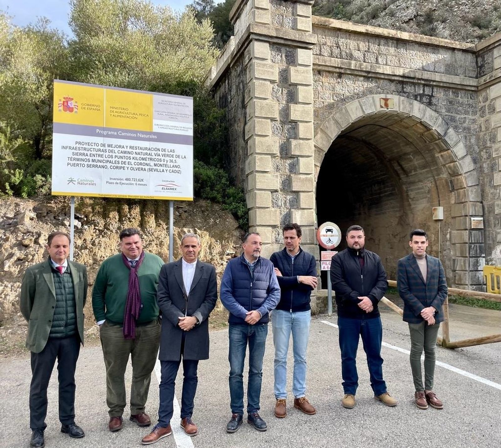 El subdelegado, José Pacheco, y otros responsables, en el trazado.