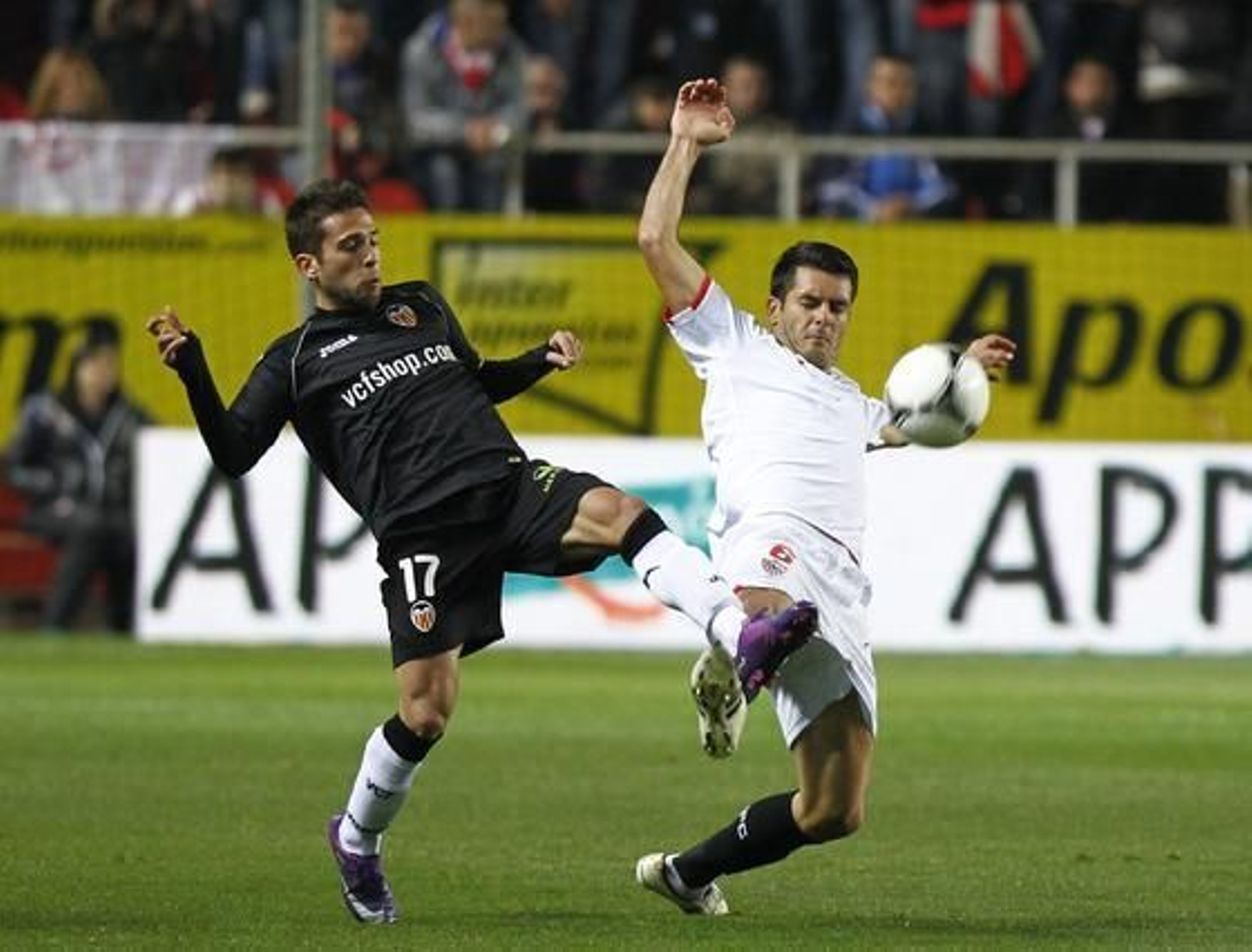 El Sevilla no puede remontar al Valencia en el Sánchez Pizjuán y queda eliminado de la Copa del Rey (2-1). / Antonio Pizarro