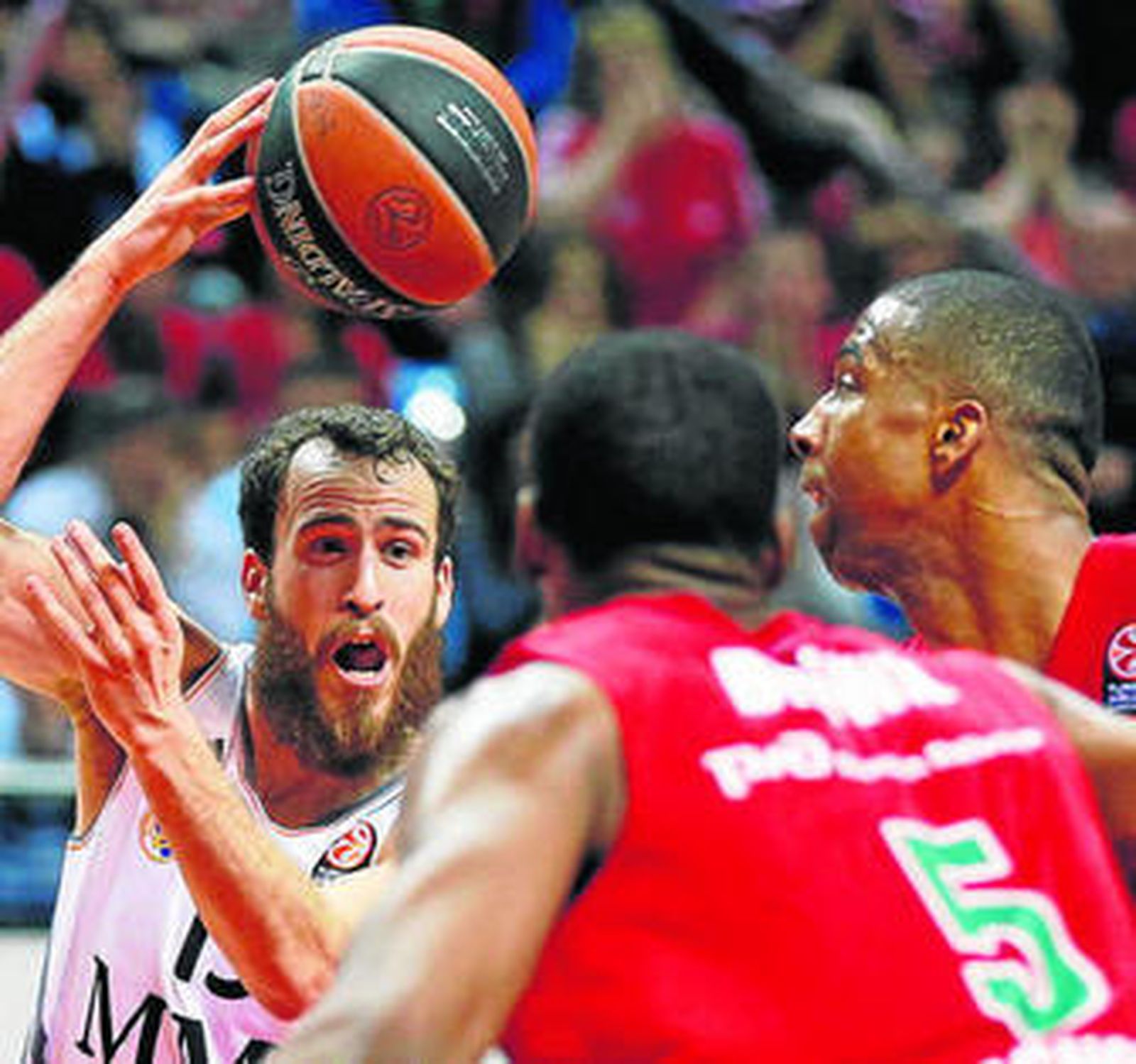 Sergio Rodríguez da un pase ante Brown y Hendrix.