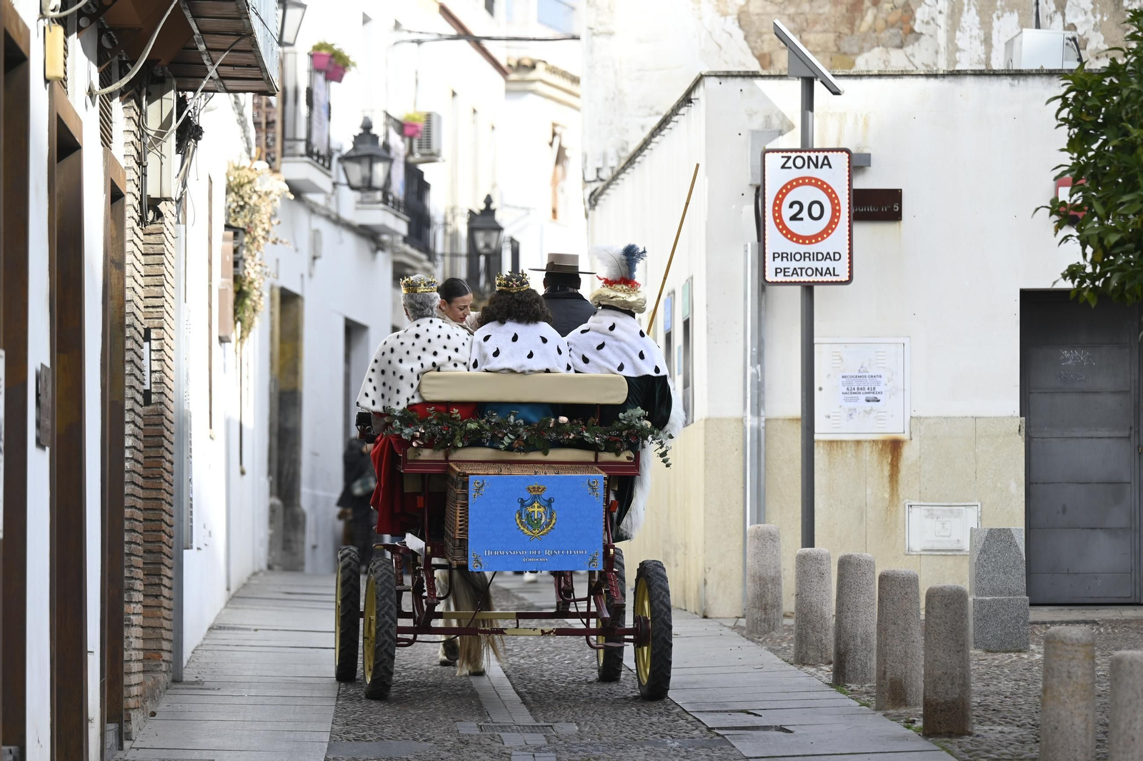 Los Reyes Magos pasean por Córdoba en coche de caballos, en imágenes