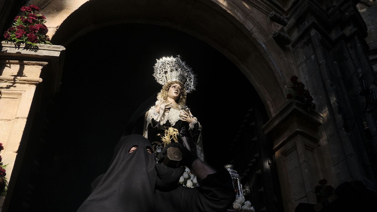 Vera Cruz procesionó a sus titulares en unas andas en lugar de los habituales pasos.