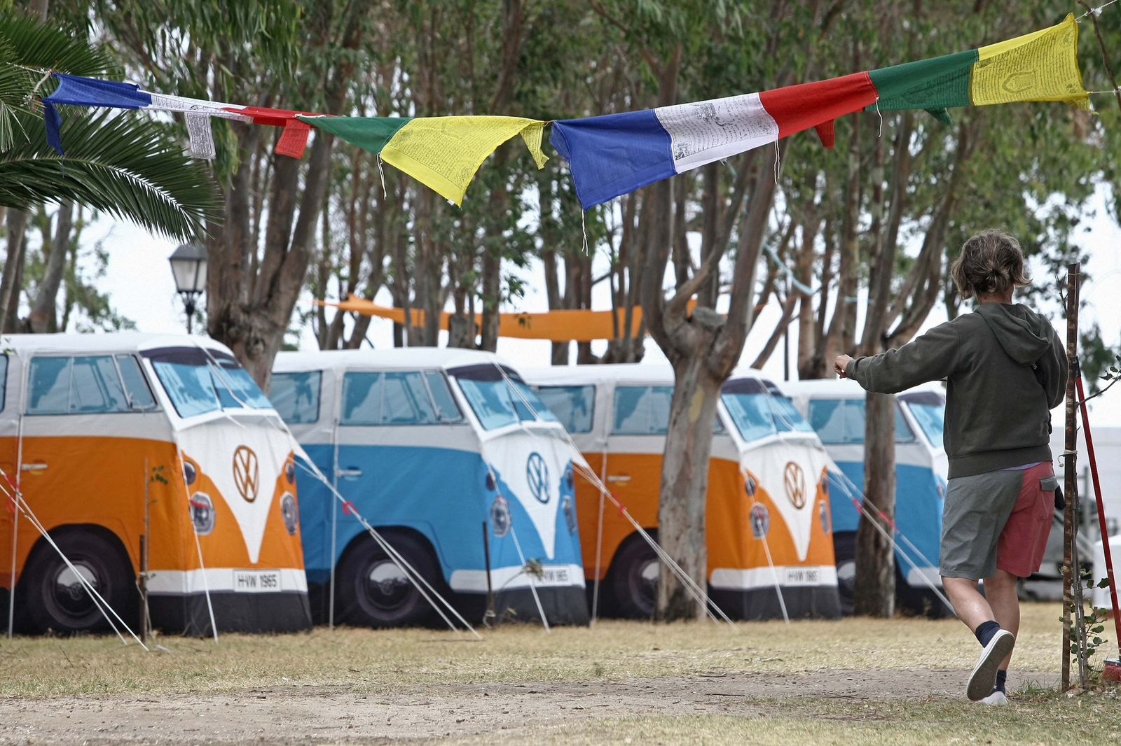 Casetas de acampada que simulan ser furgonetas Volskwagen clásicas.