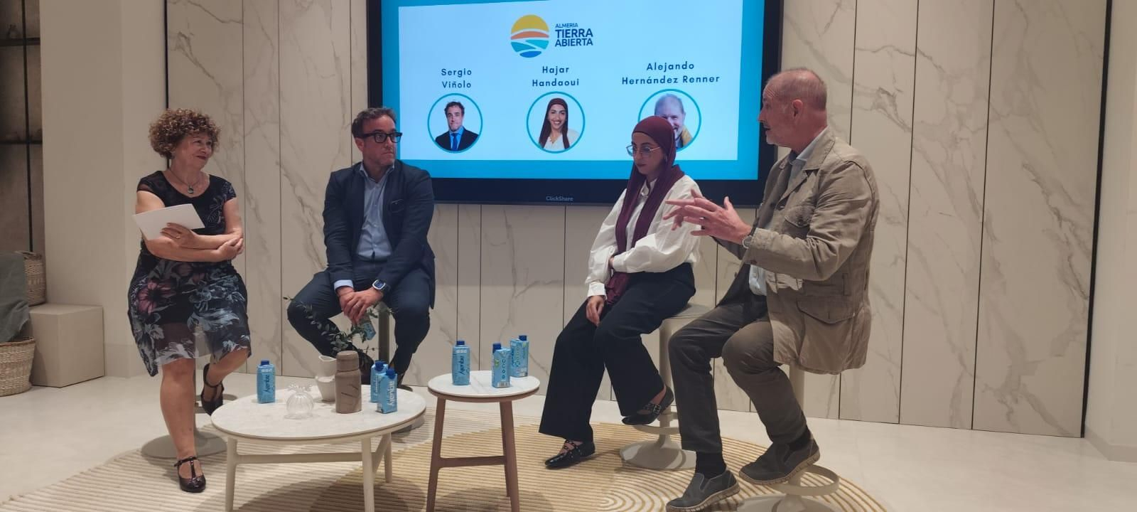 Mesa redonda con los participantes en el segundo aniversario de la Fundación ALTA.