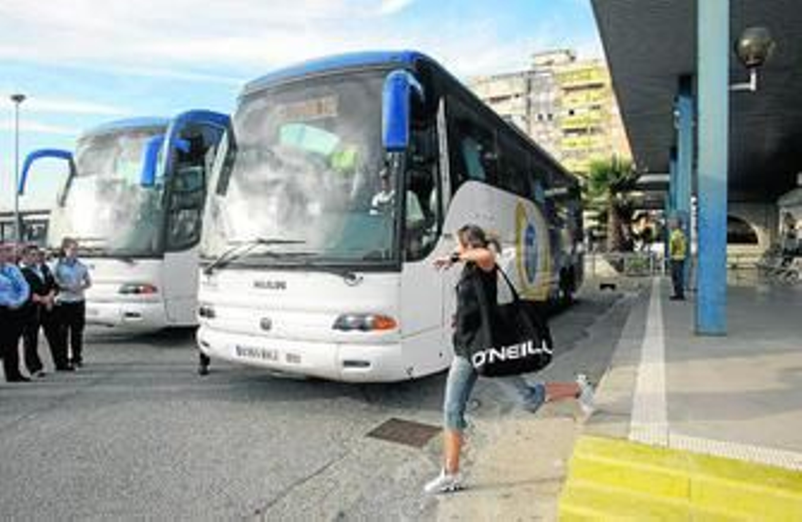 Una pasajera llega corriendo en el último momento para coger el autobús que salía minutos antes de las cinco con destino a Antequera. Una pasajera llega corriendo en el último momento para coger el autobús que salía minutos antes de las cinco con destino a Antequera.