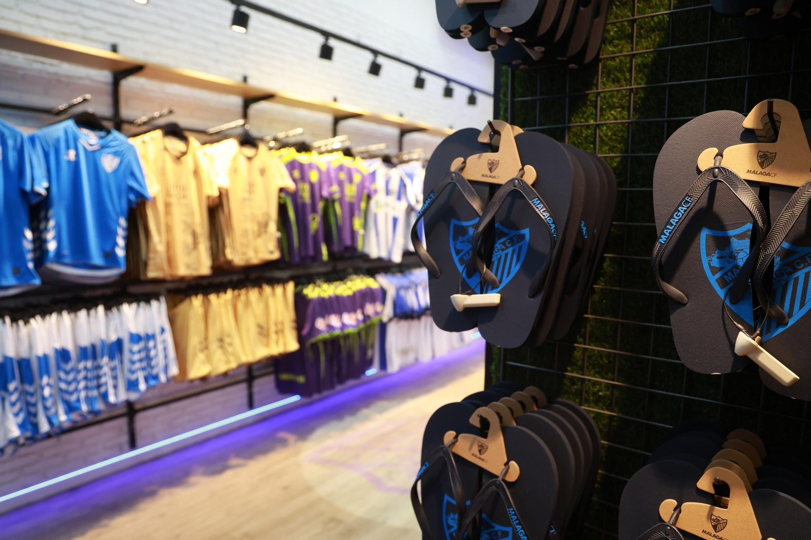 La tienda del Málaga CF en Calle Larios, en fotos