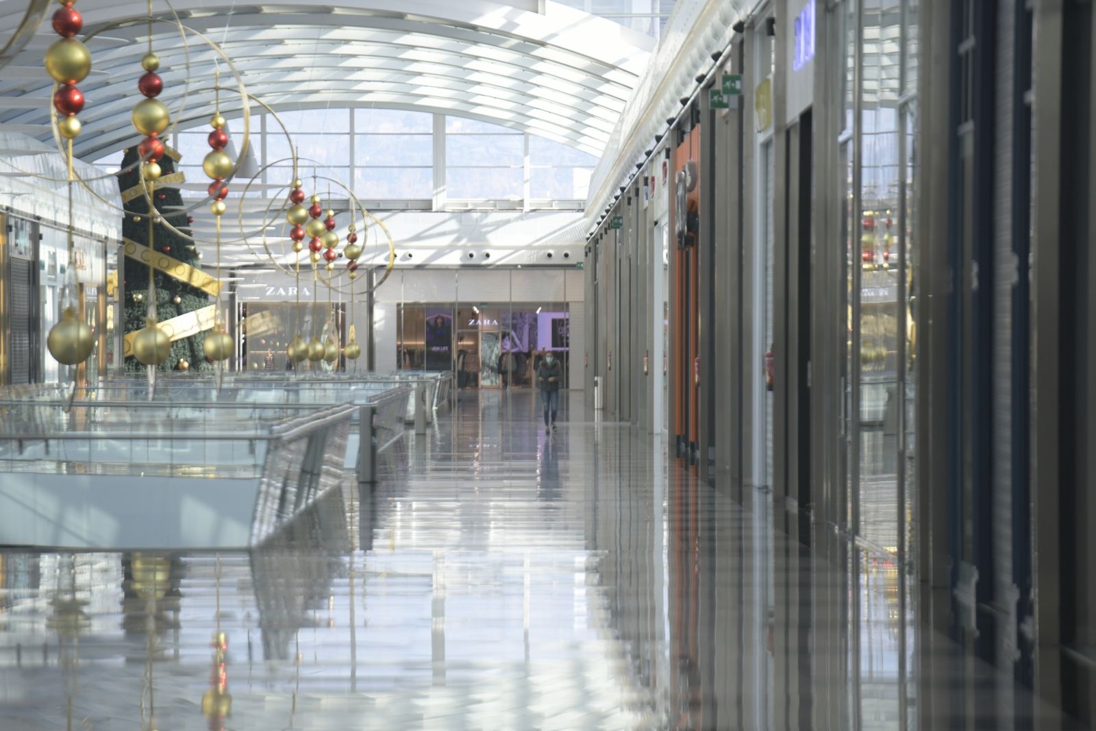 Fotos: El centro comercial Nevada mantiene un hálito de vida el primer día del cierre de comercios
