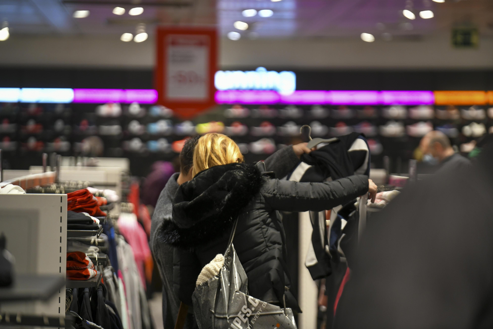 Fotos: el inicio de las rebajas en el Corte Inglés de Granada