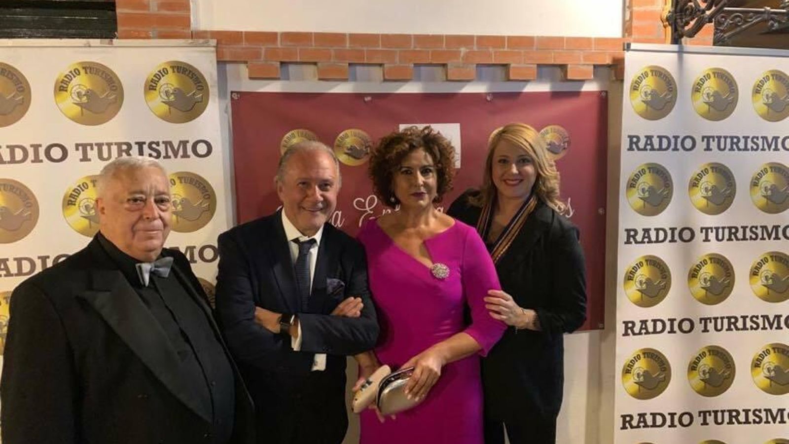 Estrella Moreno, junto a Irma Soriano, presentadora de la gala de entrega de premios.