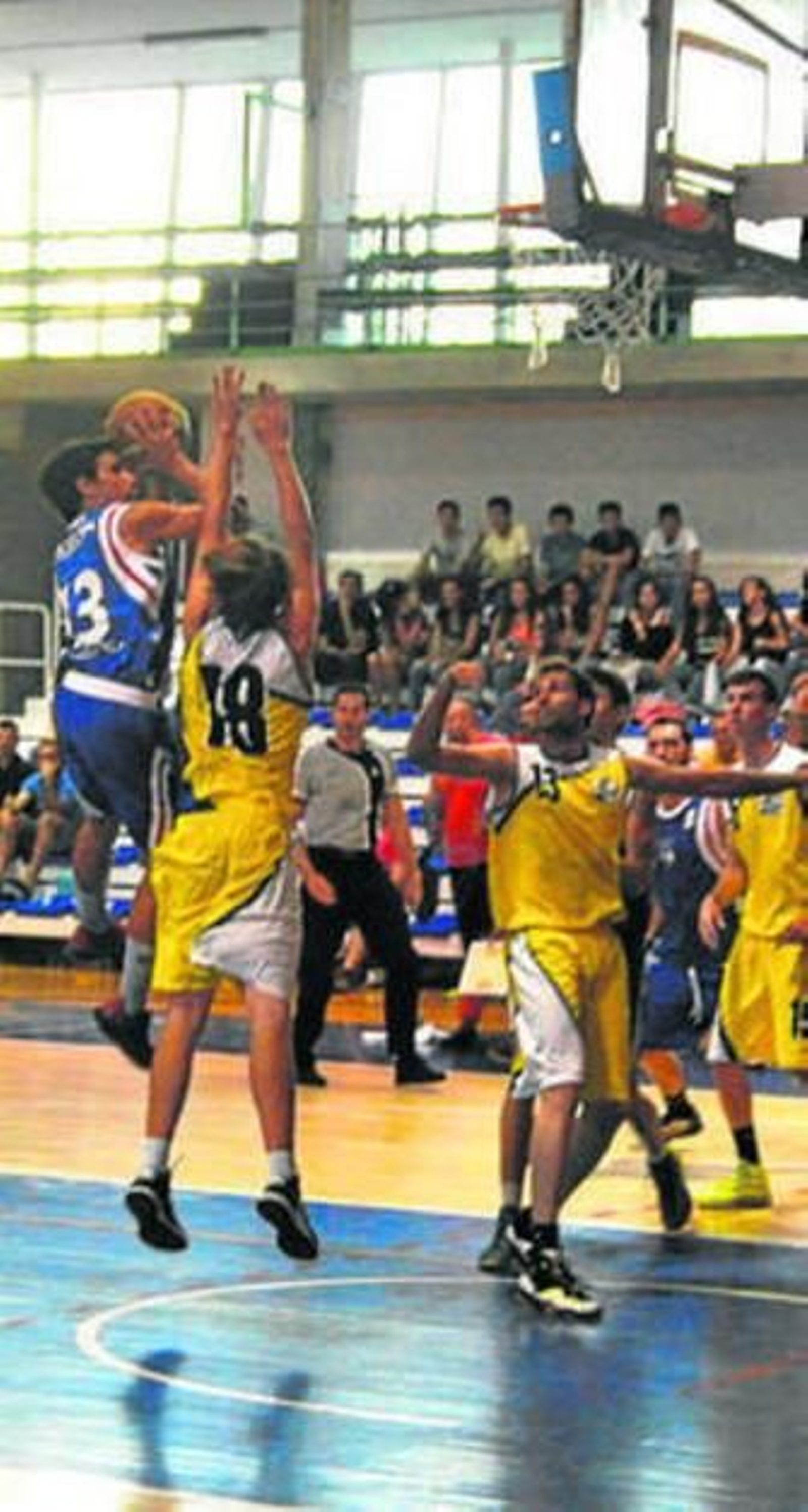 Pablo Jódar lanza a canasta.