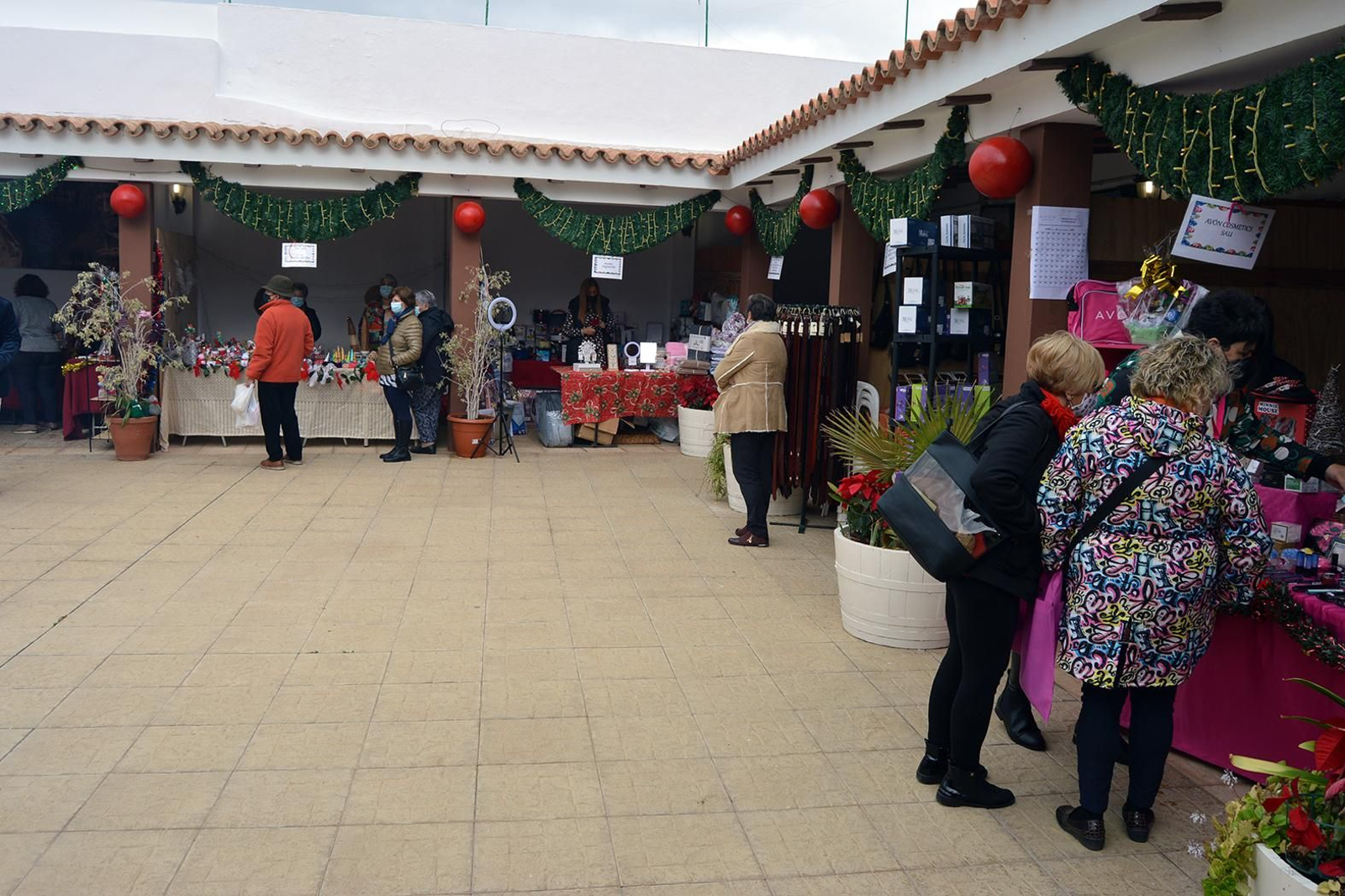El patio del Ayuntamiento de San Juan del Puerto acoge el tradicional mercadillo navideño.