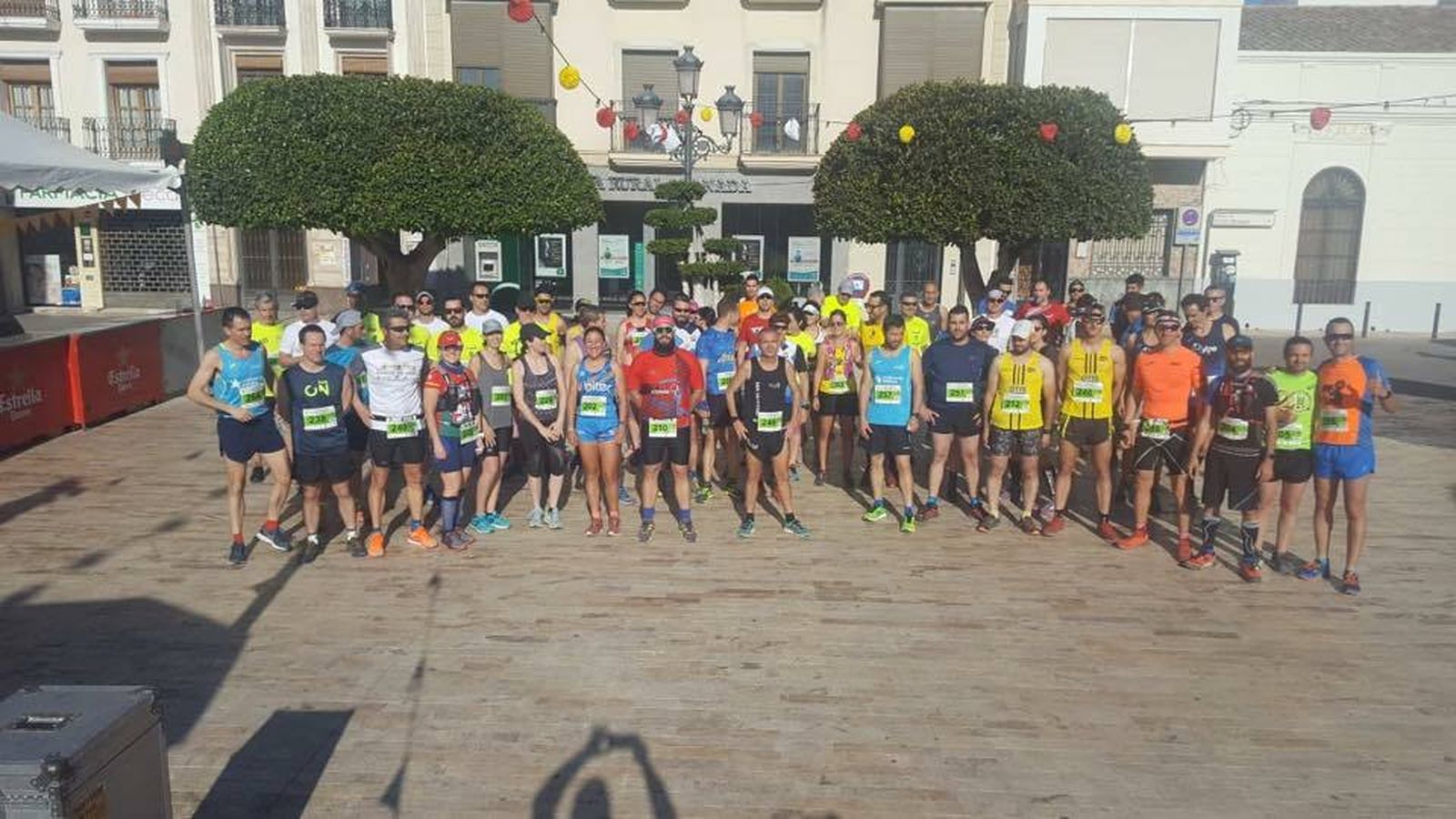 Los participantes en la carrera a pie poco antes de la salida