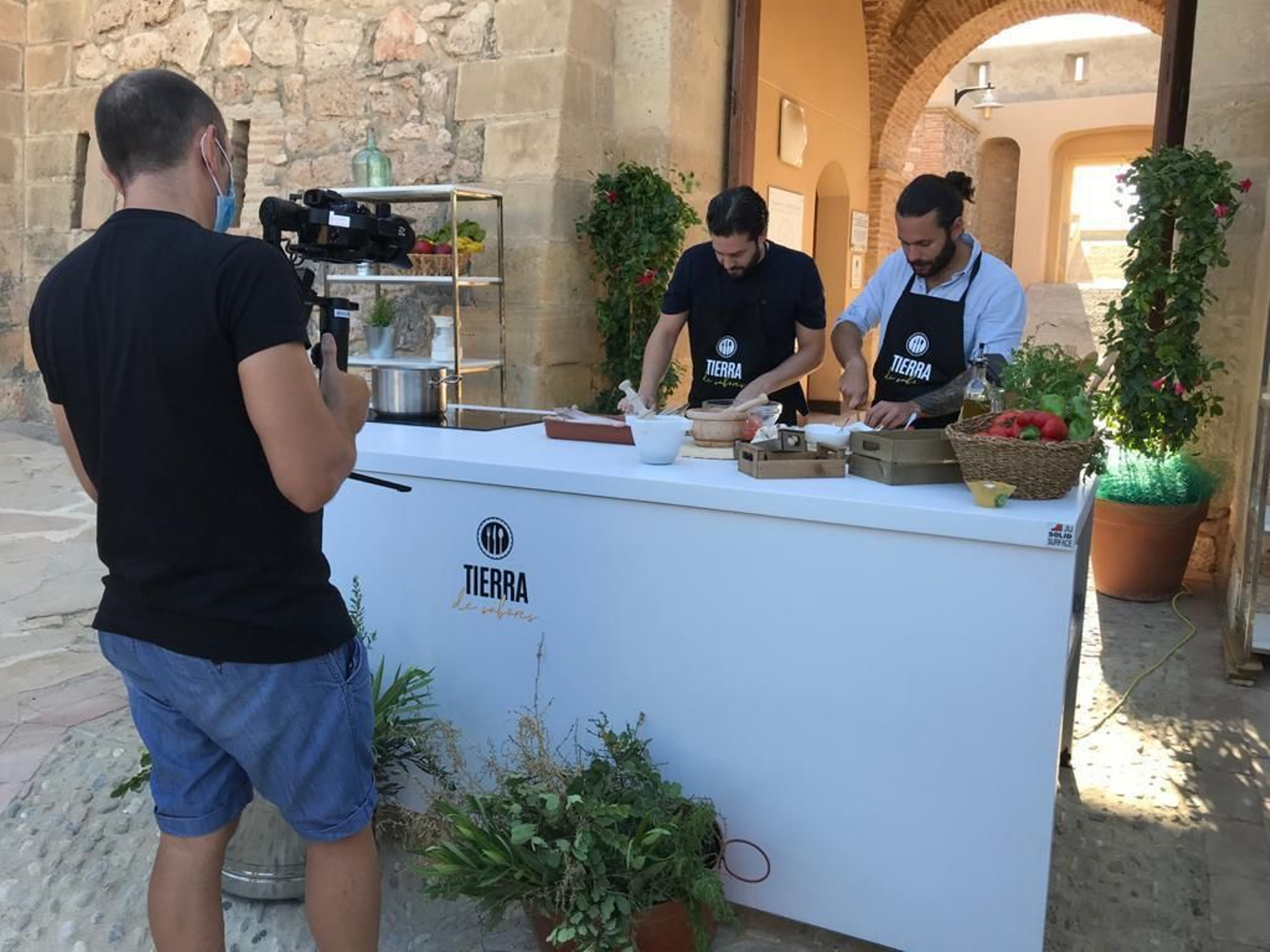 Grabación del programa ‘Tierra de Sabores’ en Garrucha, con el cocinero local Borja Garrido.