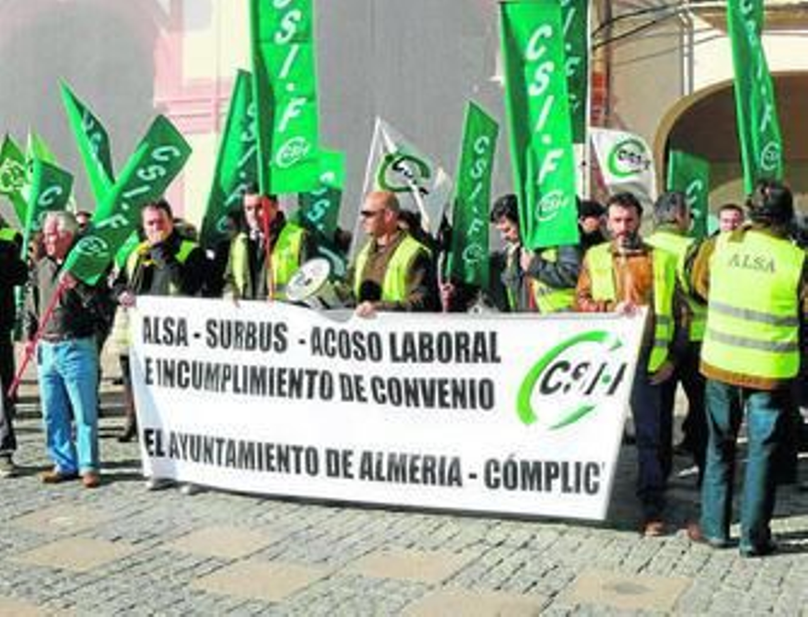 Entre treinta y cuarenta trabajadores protestaron en la Plaza Vieja en solidaridad con sus compañeros.