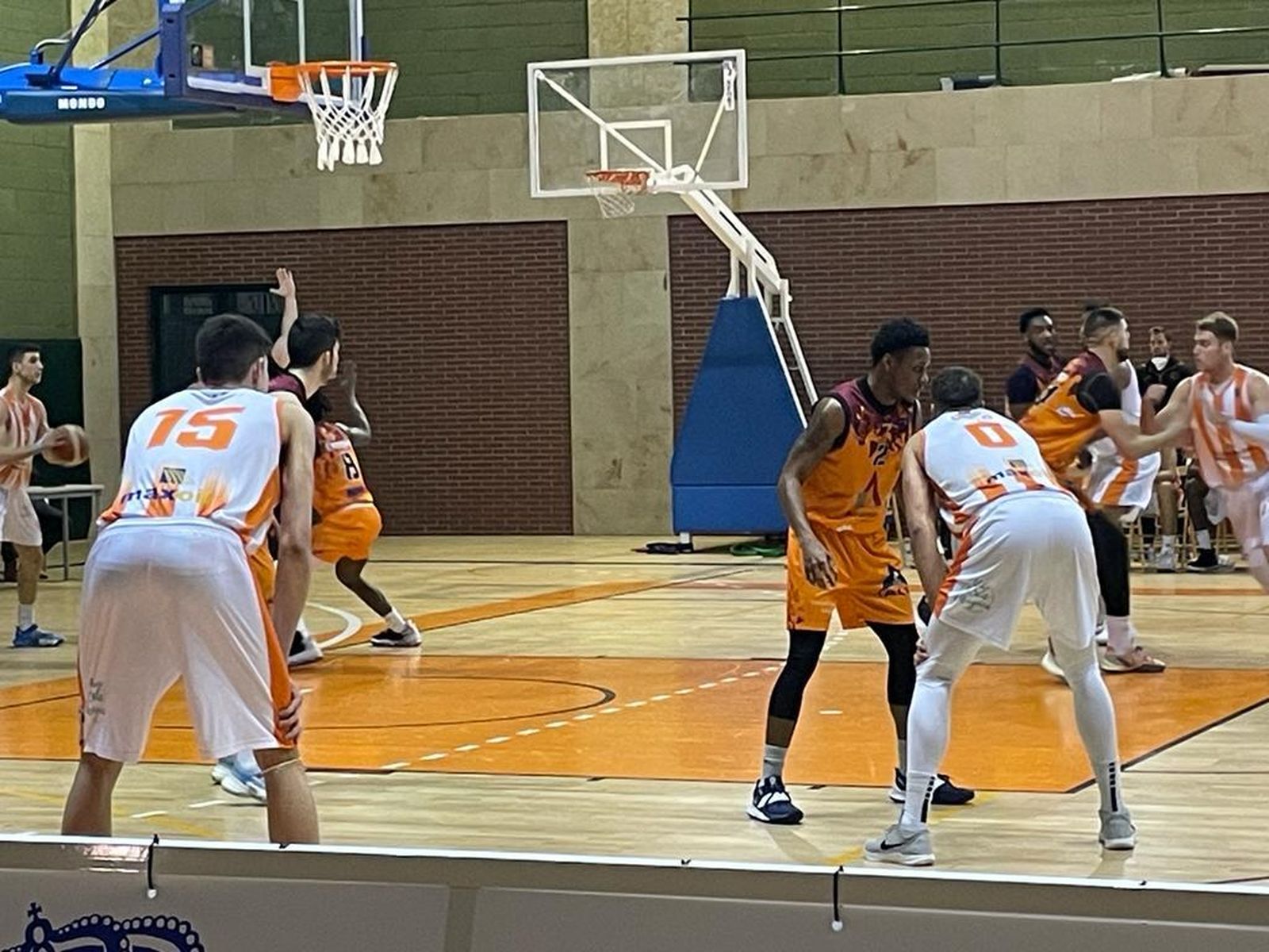 Pablo Marín saca en una jugada de ataque del CB Morón ante el Aquimisa.