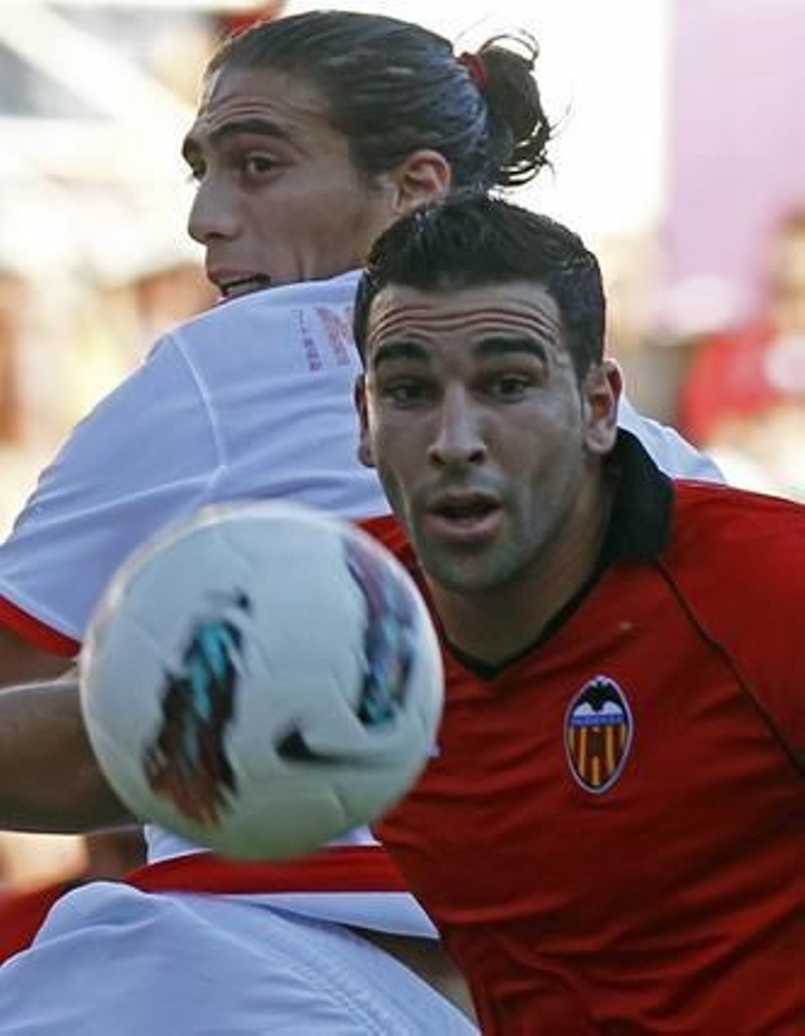 El Sevilla vence al Valencia en casa pese a jugar más de 20 minutos con nueve jugadores (1-0). / Antonio Pizarro