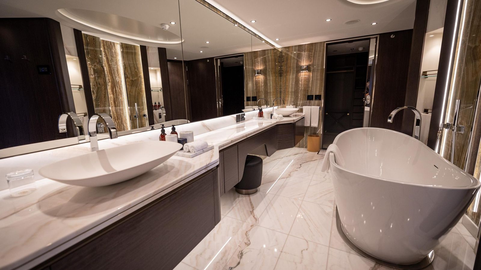 El cuarto de baño de la mayor suite del Explora II cuenta con sauna privada y una espectacular bañera, además de suelo térmico