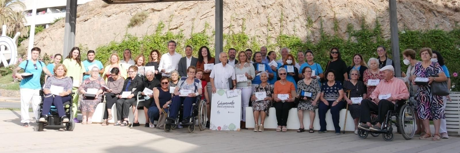 Los mayores de Adra comparten sus recetas más tradicionales en el libro ‘Saboreando recuerdos’